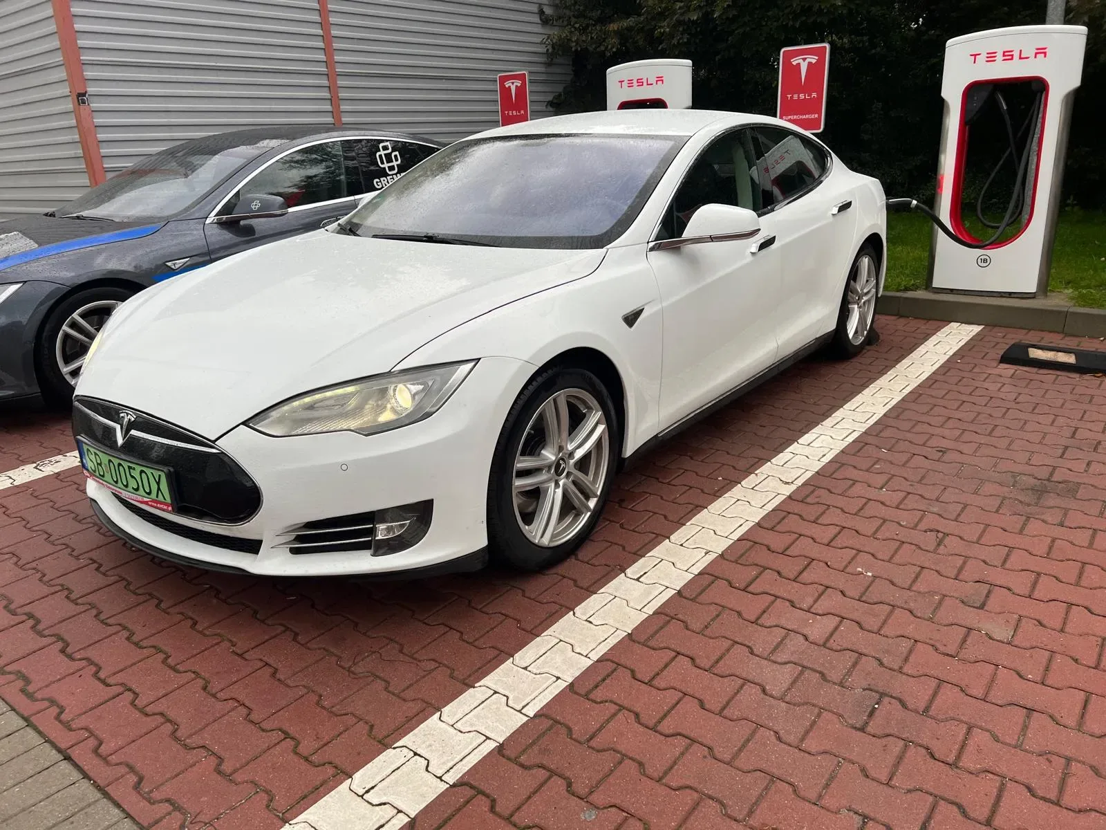 Co zrobić, gdy Tesla nie ładuje się na stacji szybkiego ładowania? 