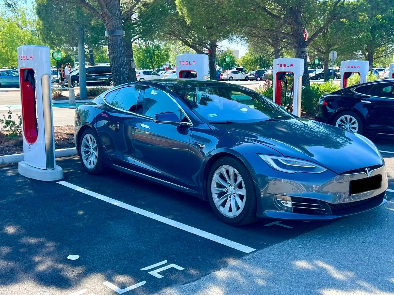 Tesla i Superchargery. Co naprawdę dzieje się między samochodem a ładowarką?
