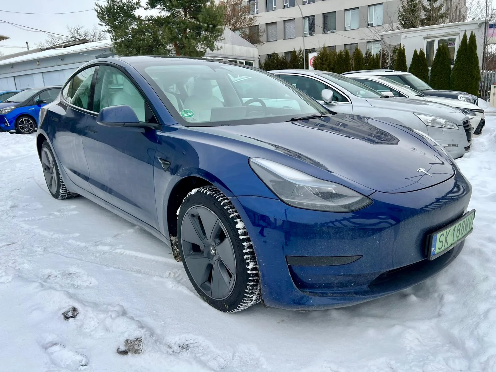 Baterie w Tesla Model 3 – dlaczego „padają” w autach sprowadzanych i długo stojących?