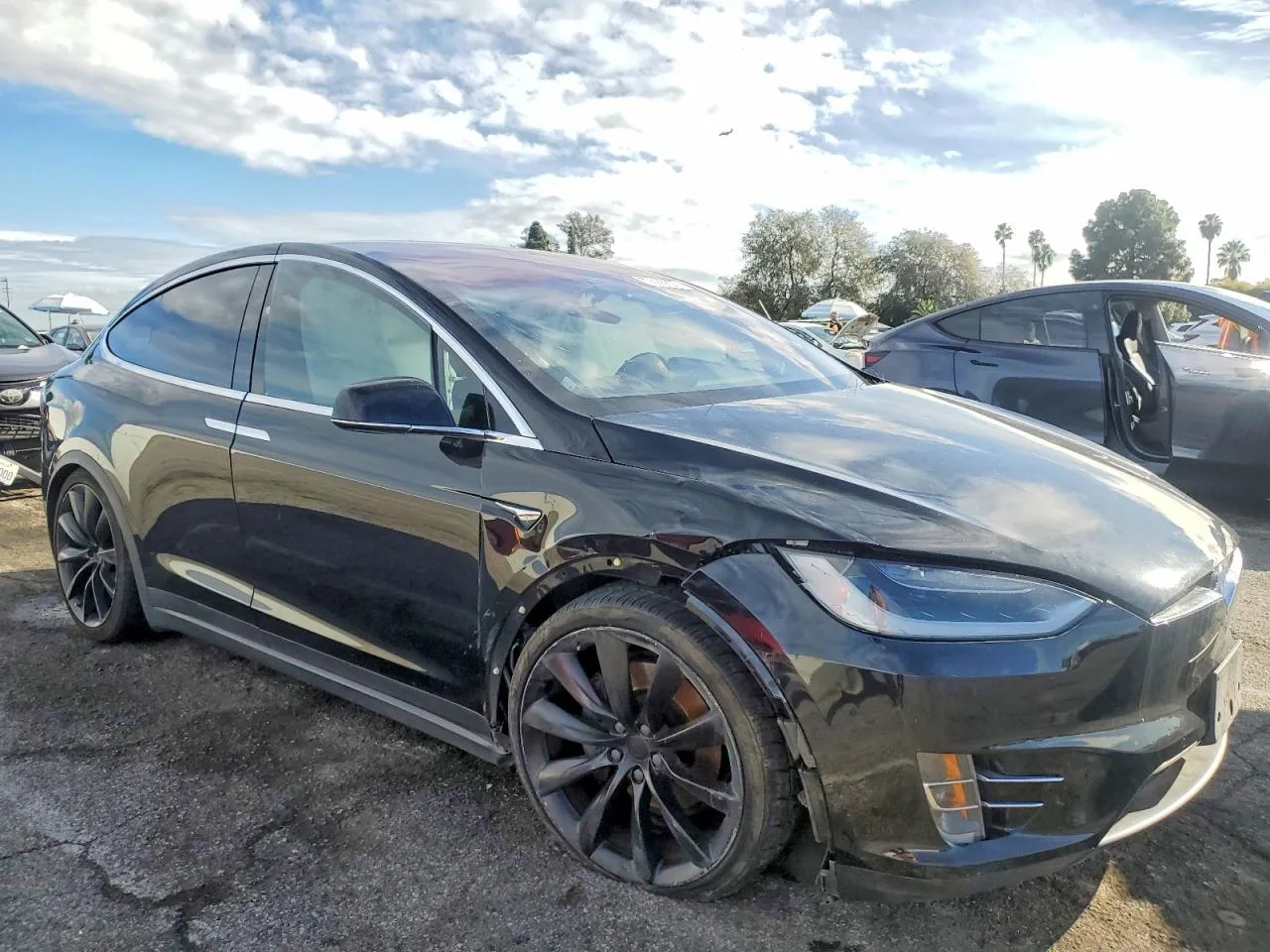 Tesla po szkodzie z USA, czyli kiedy warto kupić, a kiedy uciekać?