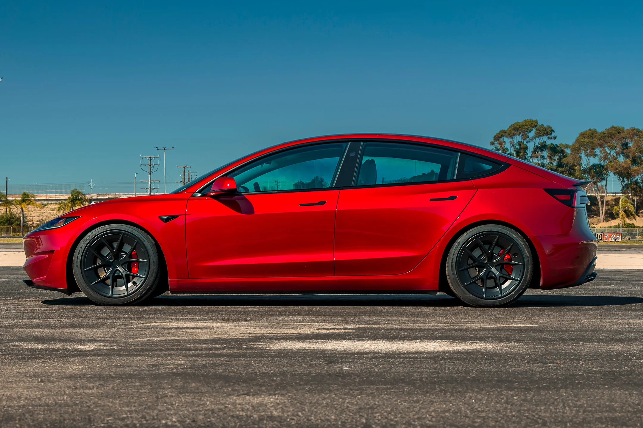 Dlaczego samochody elektryczne przyspieszają jak szalone? Fakty, liczby i poradnik jazdy EV