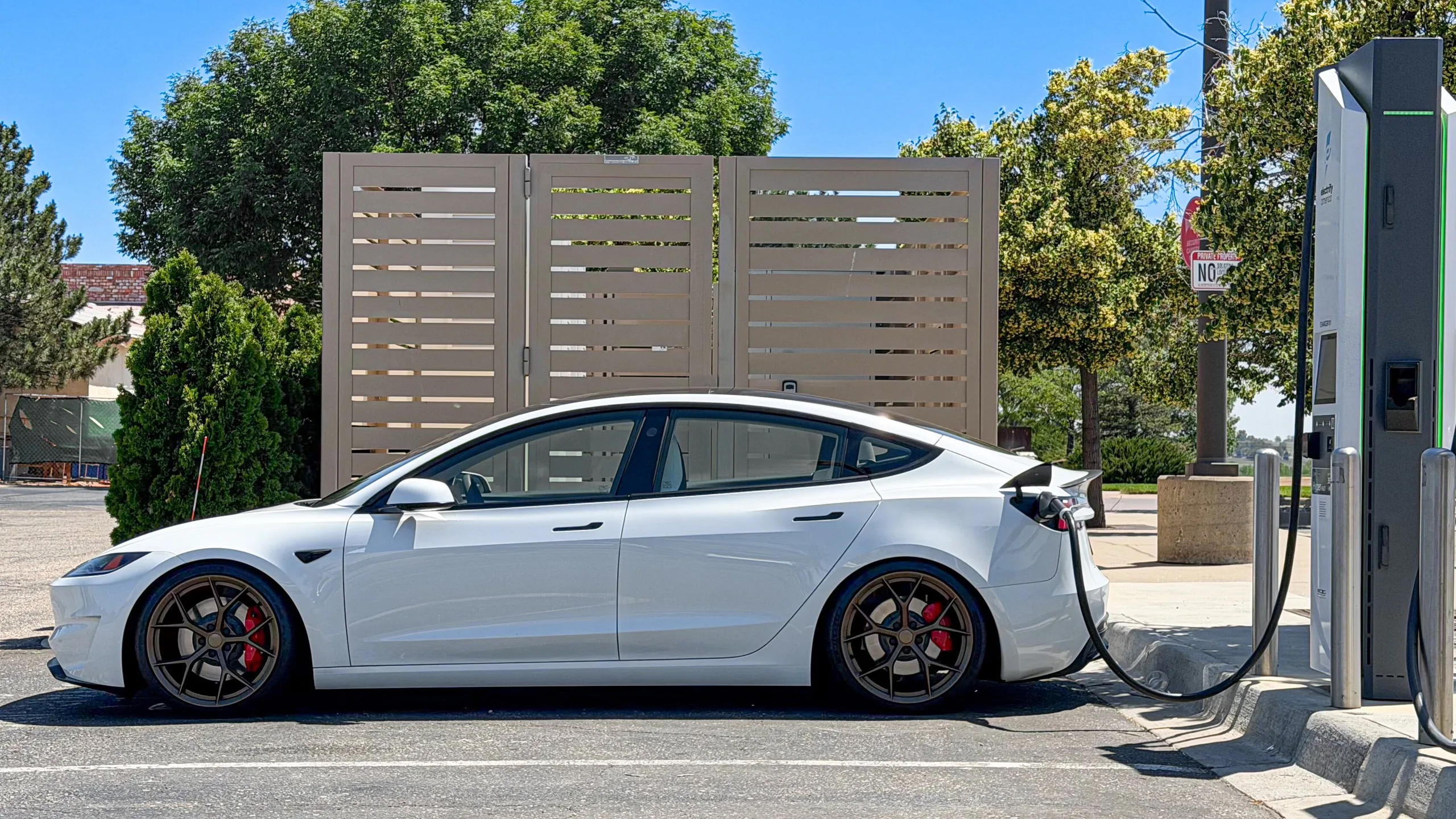 Tesla Model 3 z grzałką PTC kontra Tesla Model 3 z pompą ciepła. Ile naprawdę można zaoszczędzić?