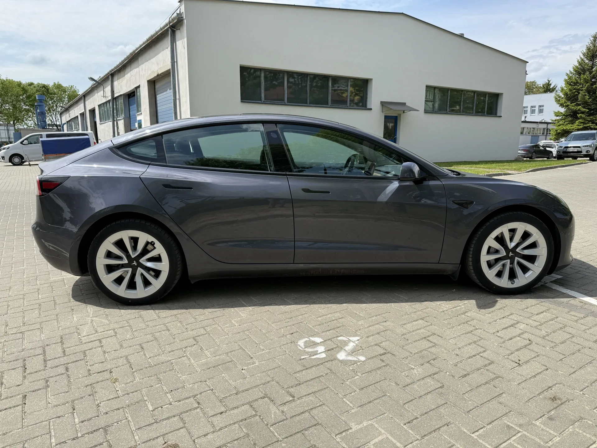 Tesla Model 3 Standard Range - widok 4
