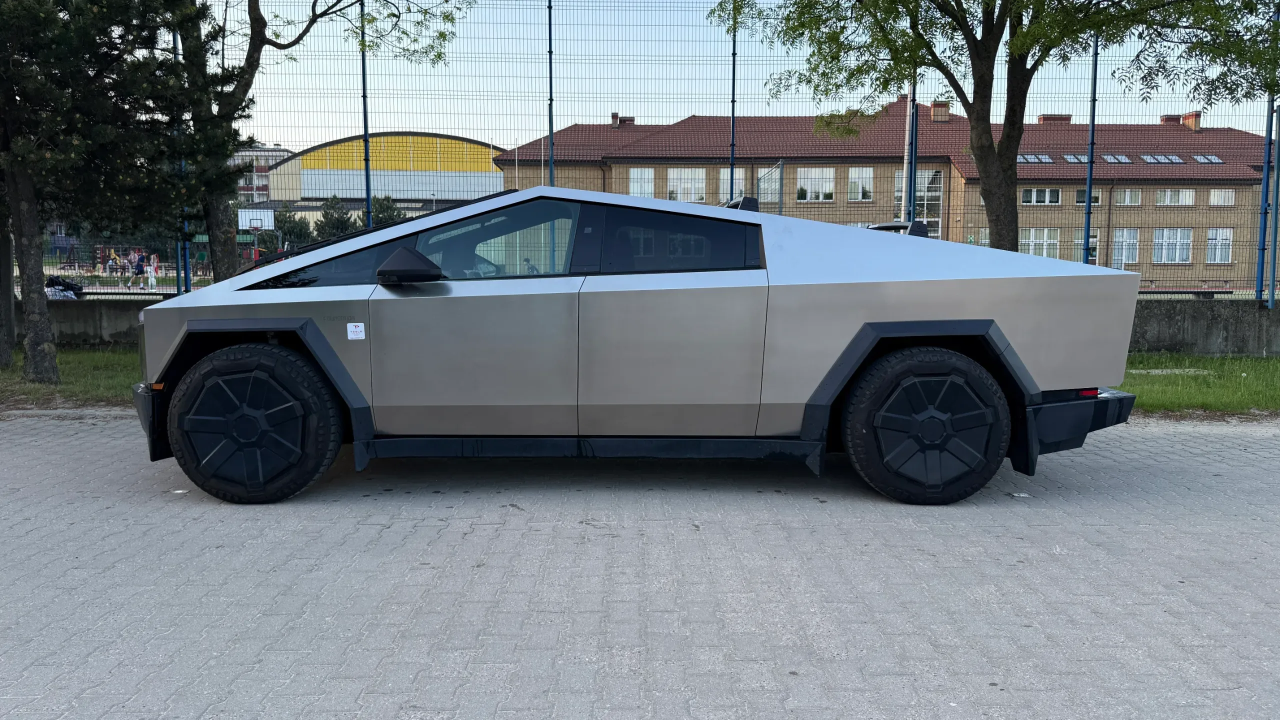 Tesla Cybertruck Long Range - widok 3
