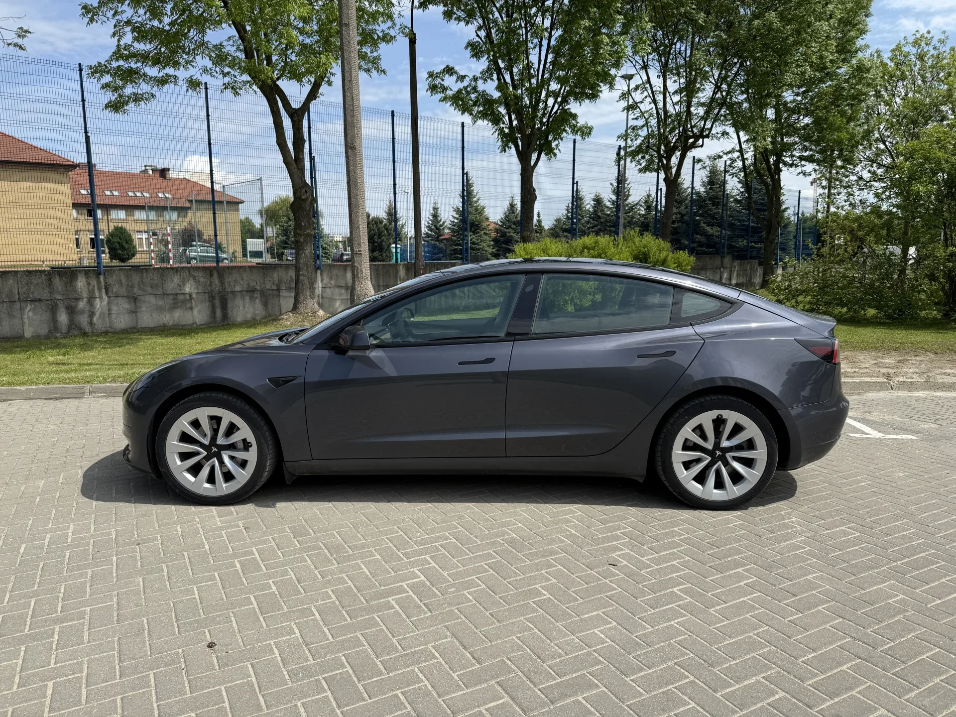 Tesla Model 3 Standard Range - widok 3