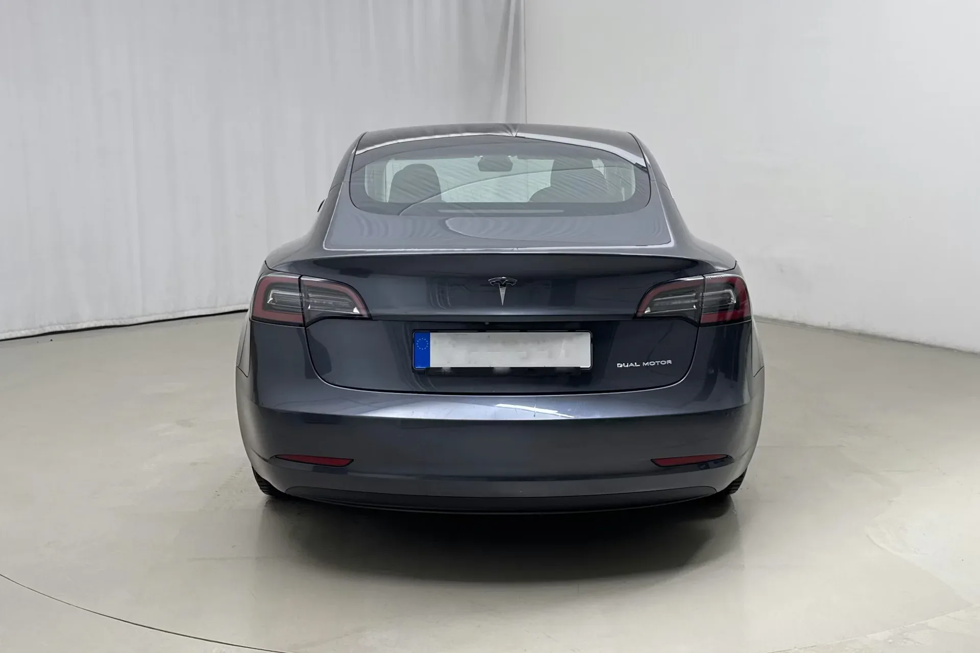 Tesla Model 3 Long Range AWD - widok 4
