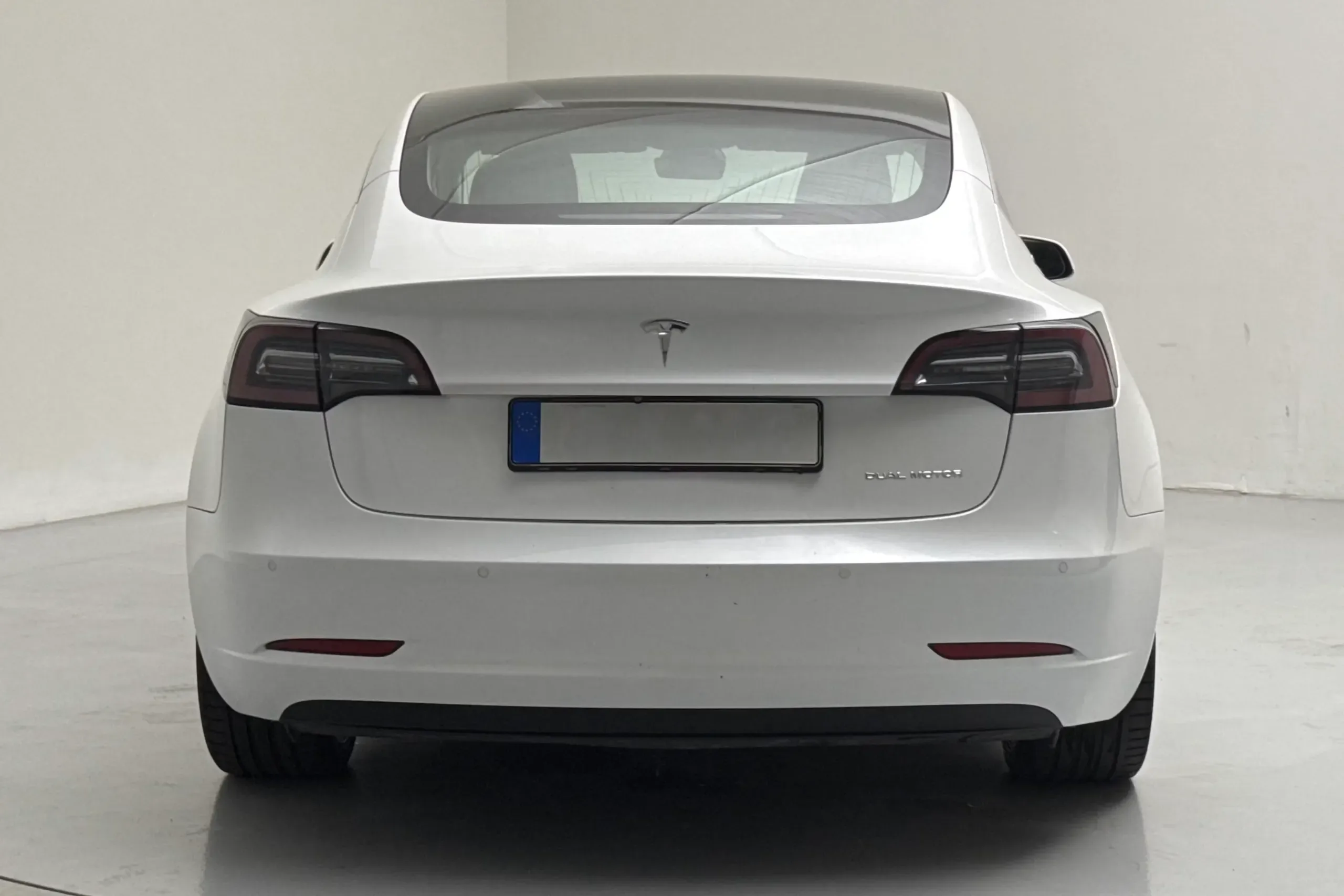 Tesla Model 3 Long Range AWD - widok 3