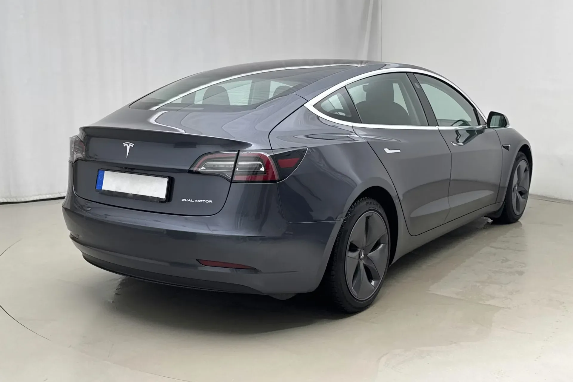 Tesla Model 3 Long Range AWD - widok 5