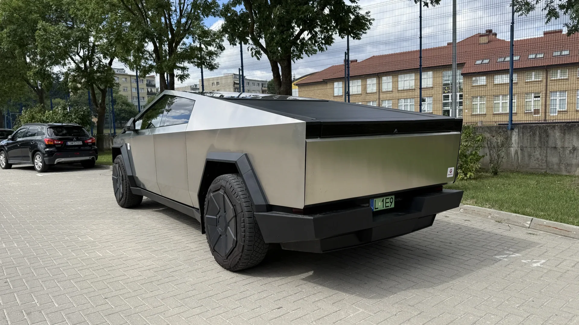 Tesla Cybertruck Long Range - widok 4