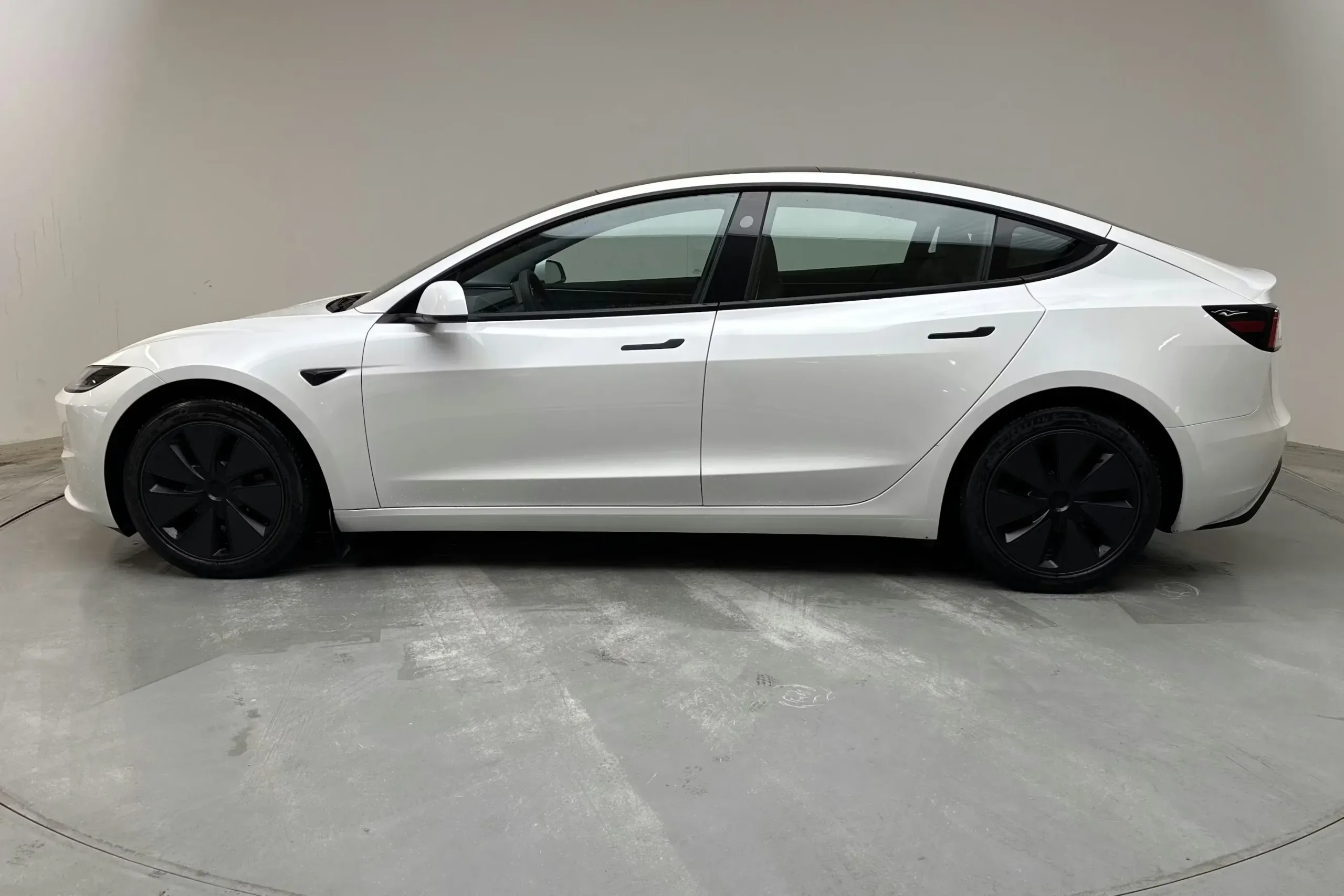 Tesla Model 3 Long Range AWD - widok 3