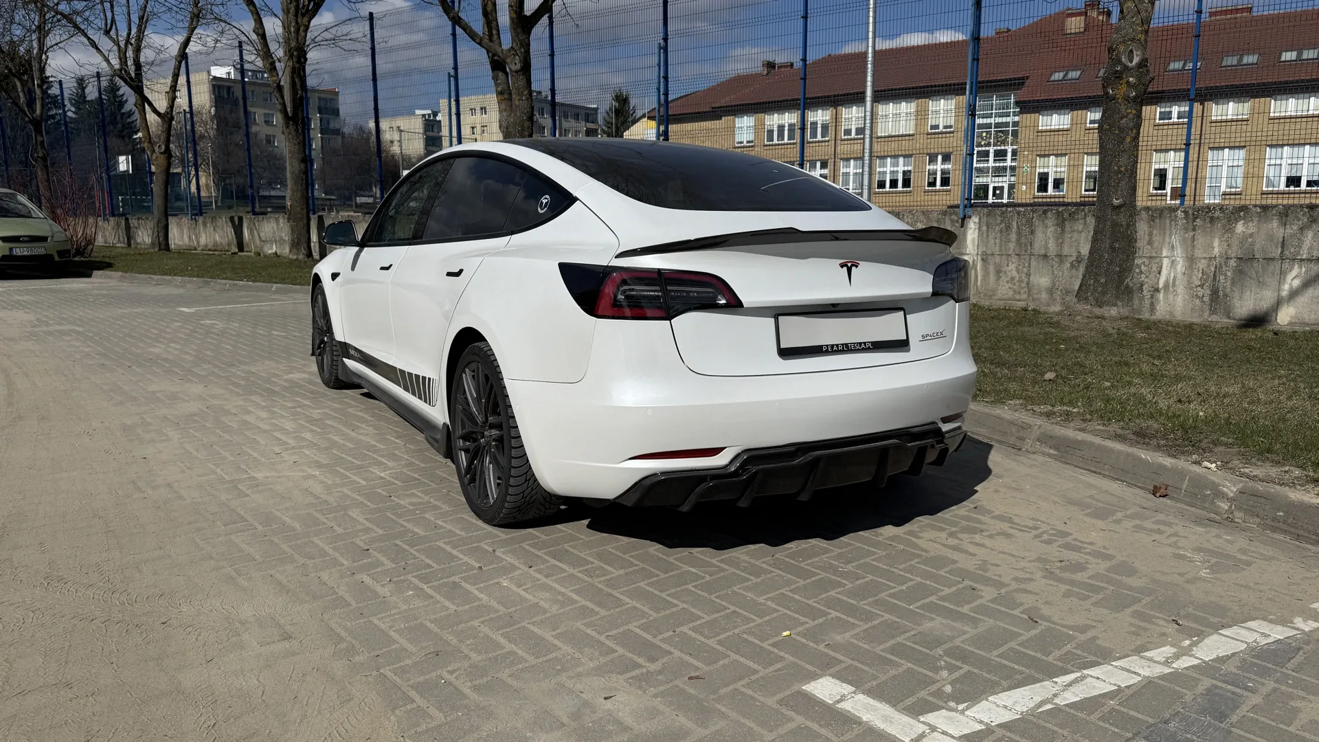 Tesla Model 3 Performance - widok 4