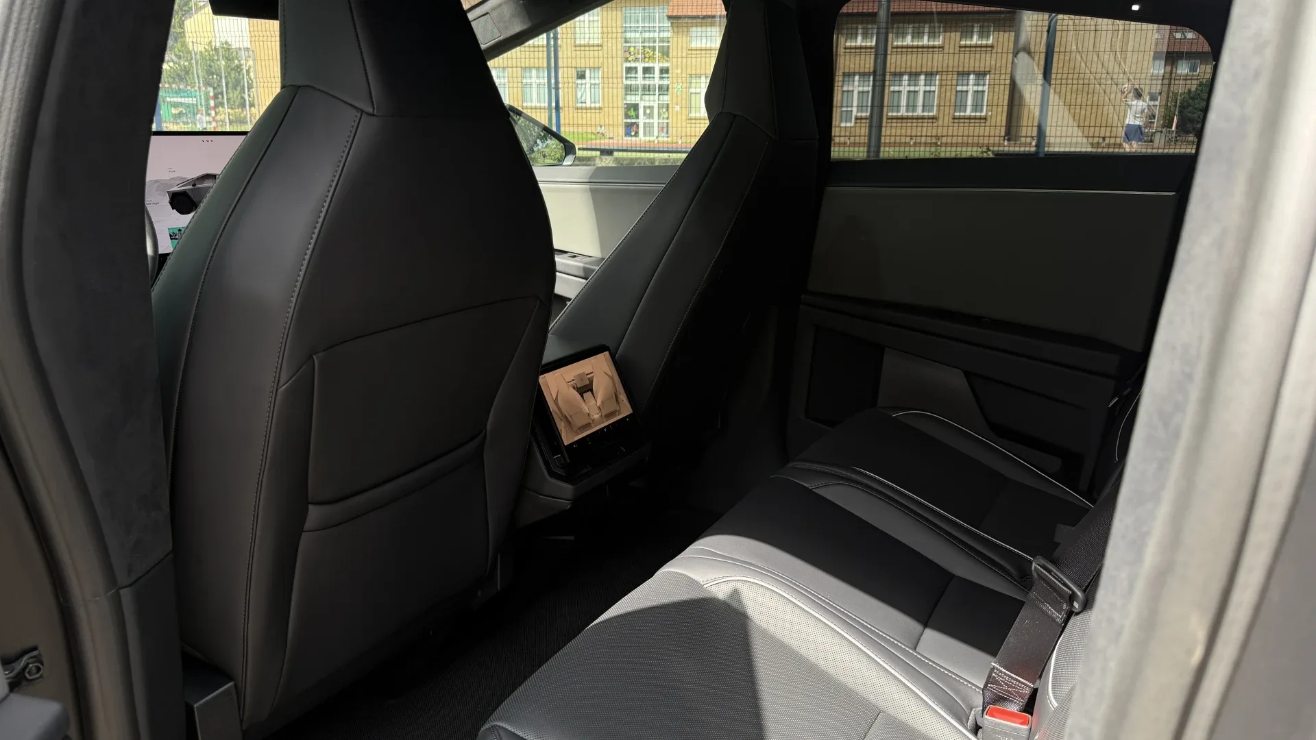 Tesla Cybertruck Long Range - widok 9