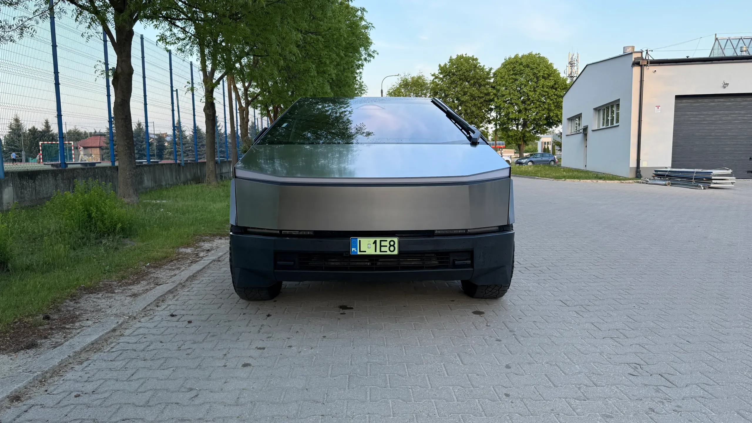 Tesla Cybertruck Long Range - widok 2