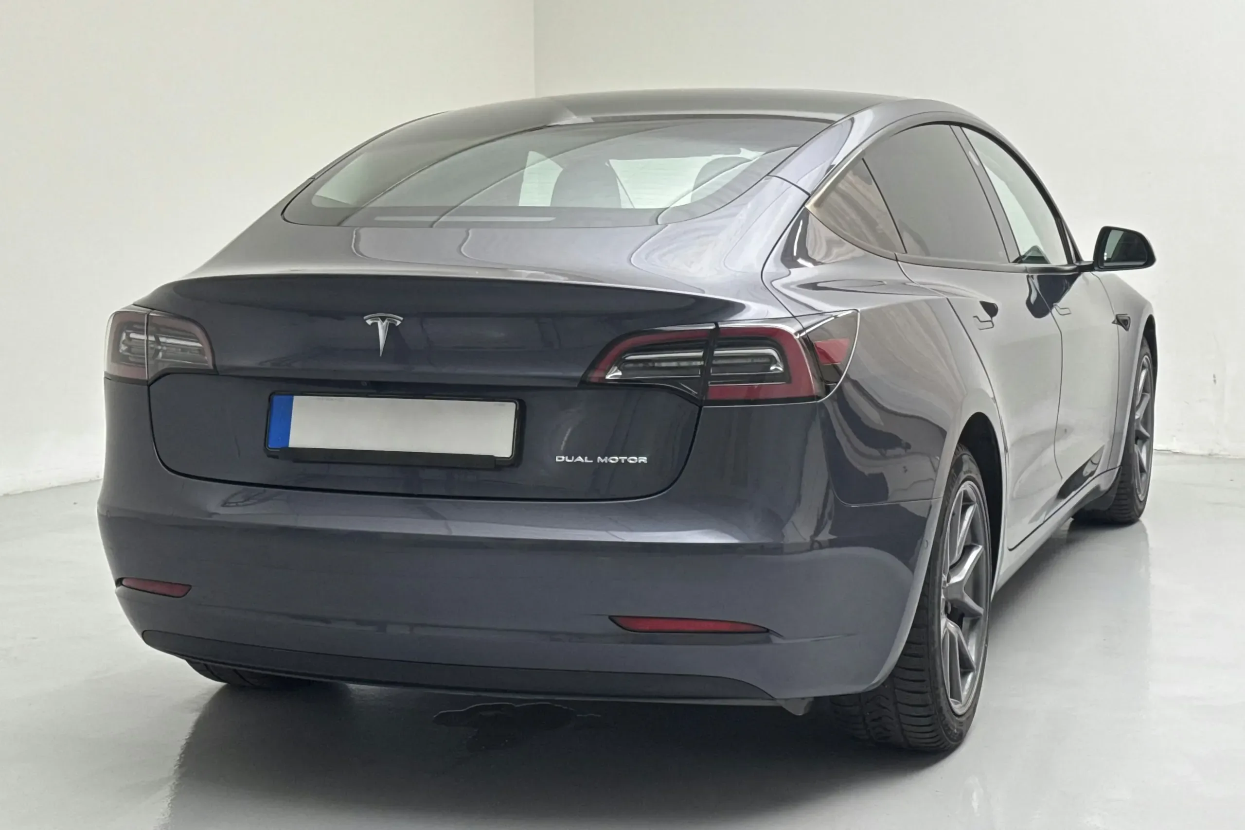 Tesla Model 3 Long Range AWD - widok 5