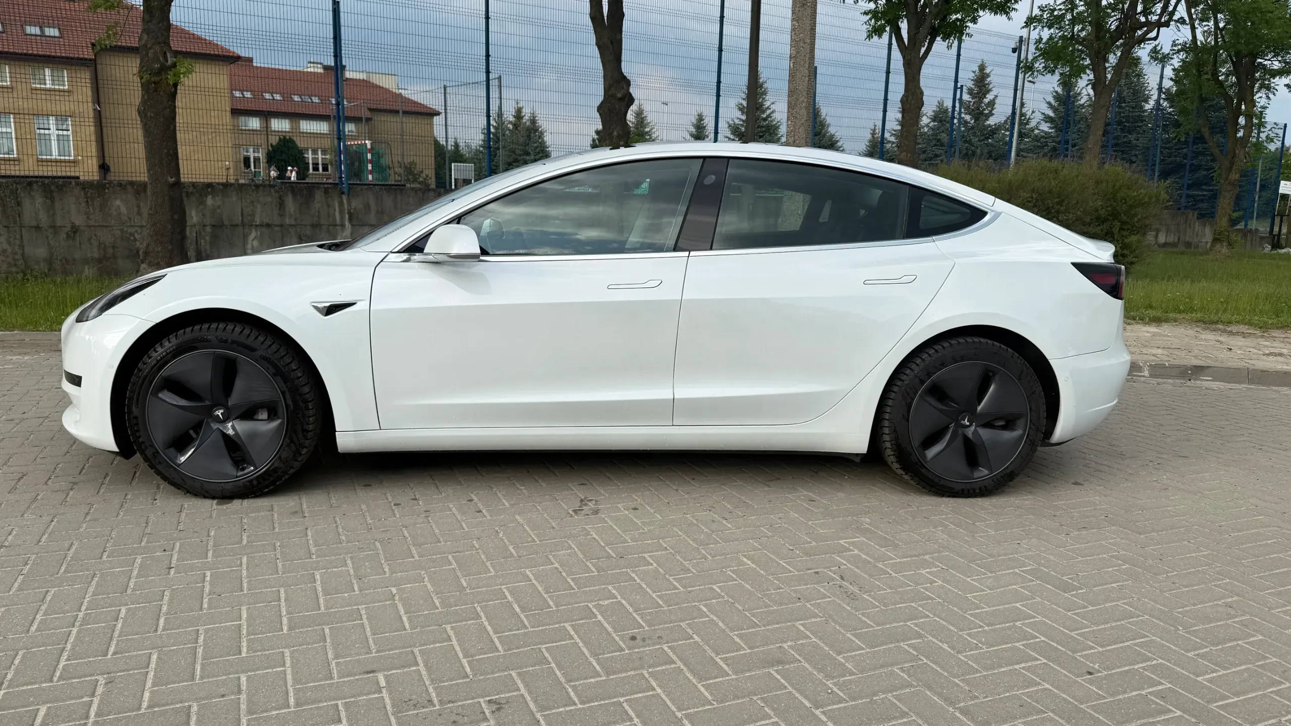 Tesla Model 3 Standard Range - widok 2