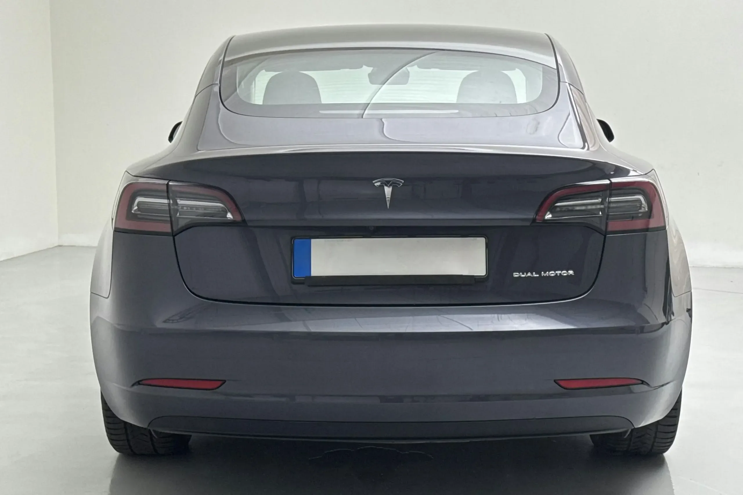 Tesla Model 3 Long Range AWD - widok 4