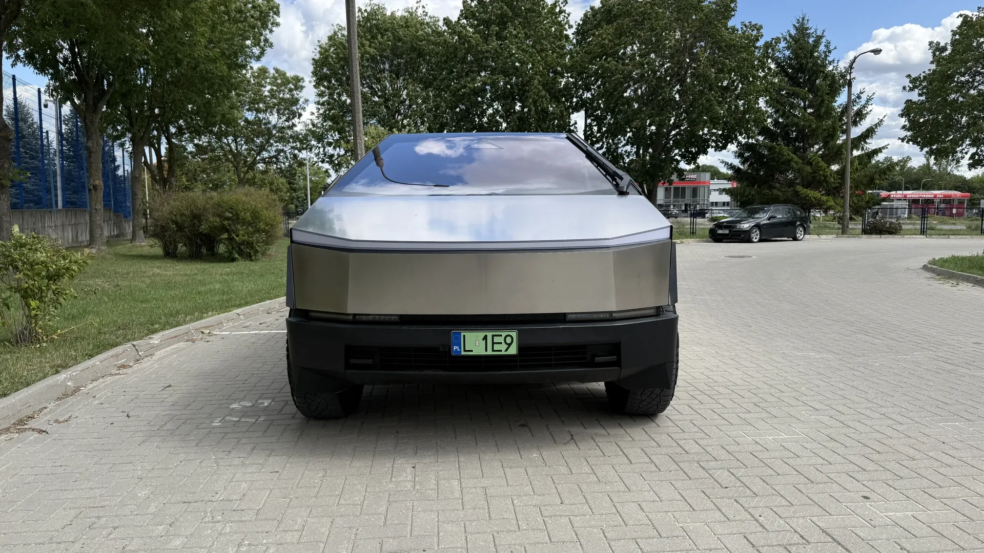 Tesla Cybertruck Long Range - widok 2