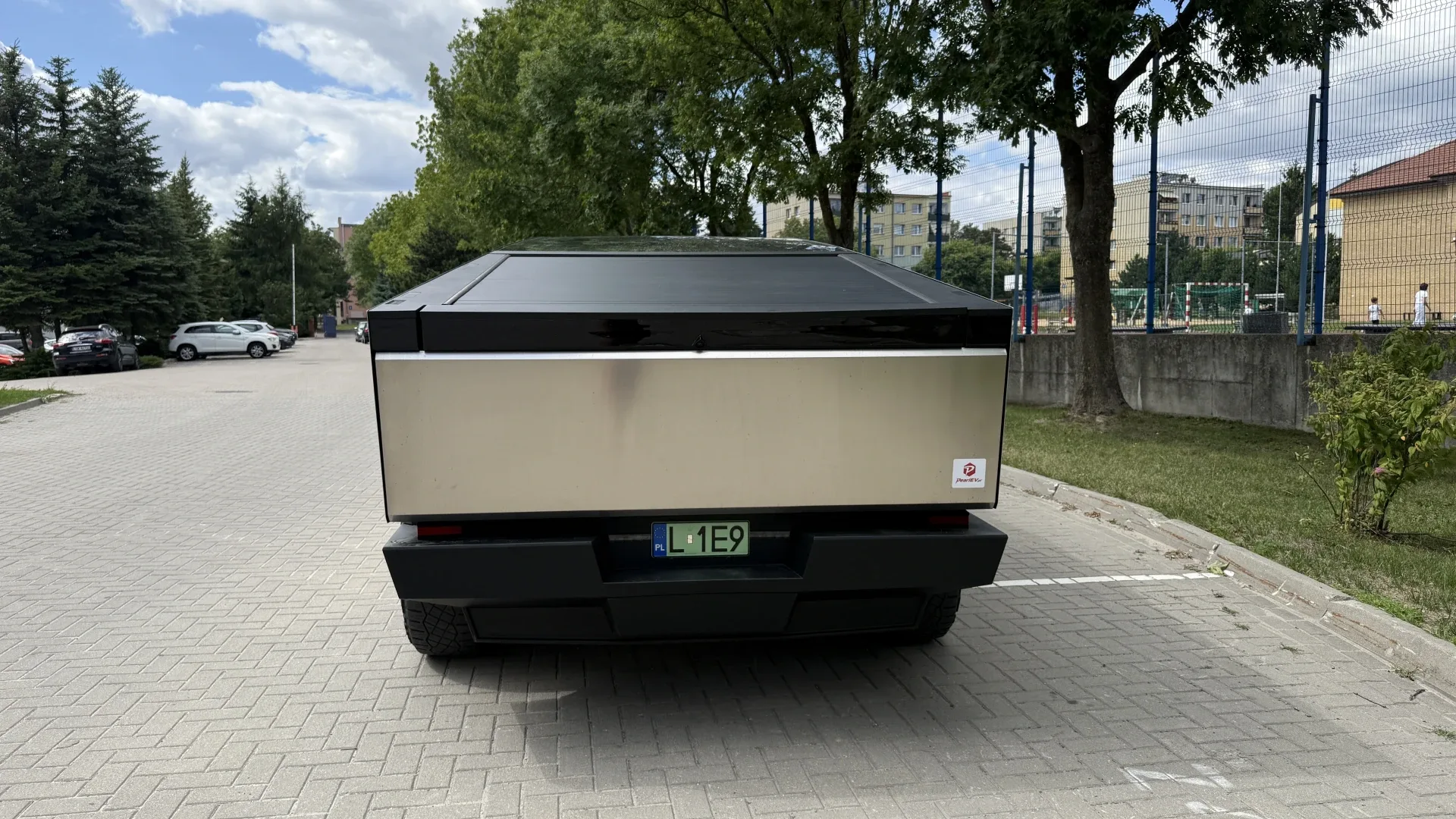 Tesla Cybertruck Long Range - widok 5