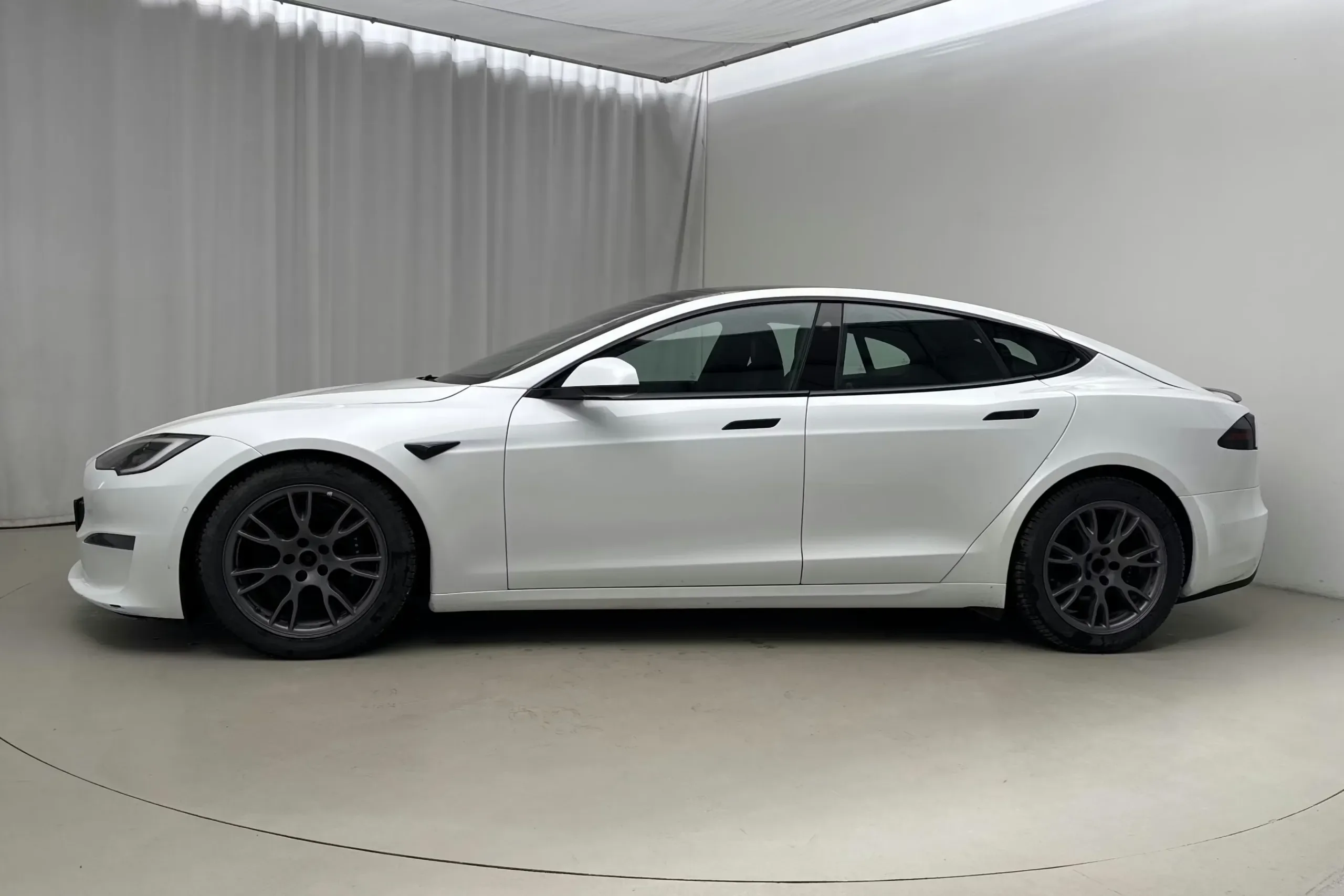 Tesla Model S Plaid - widok 3