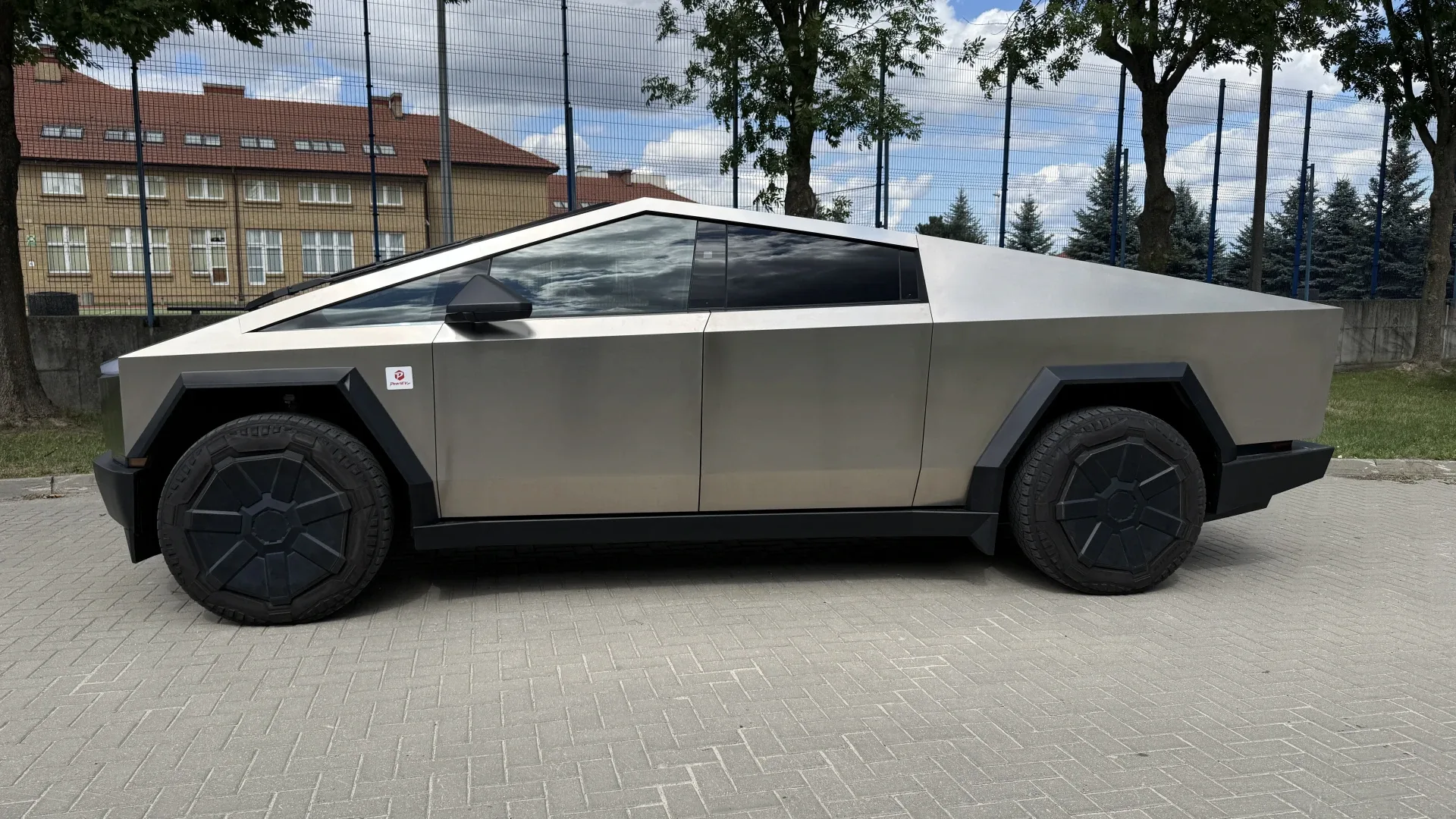 Tesla Cybertruck Long Range - widok 3