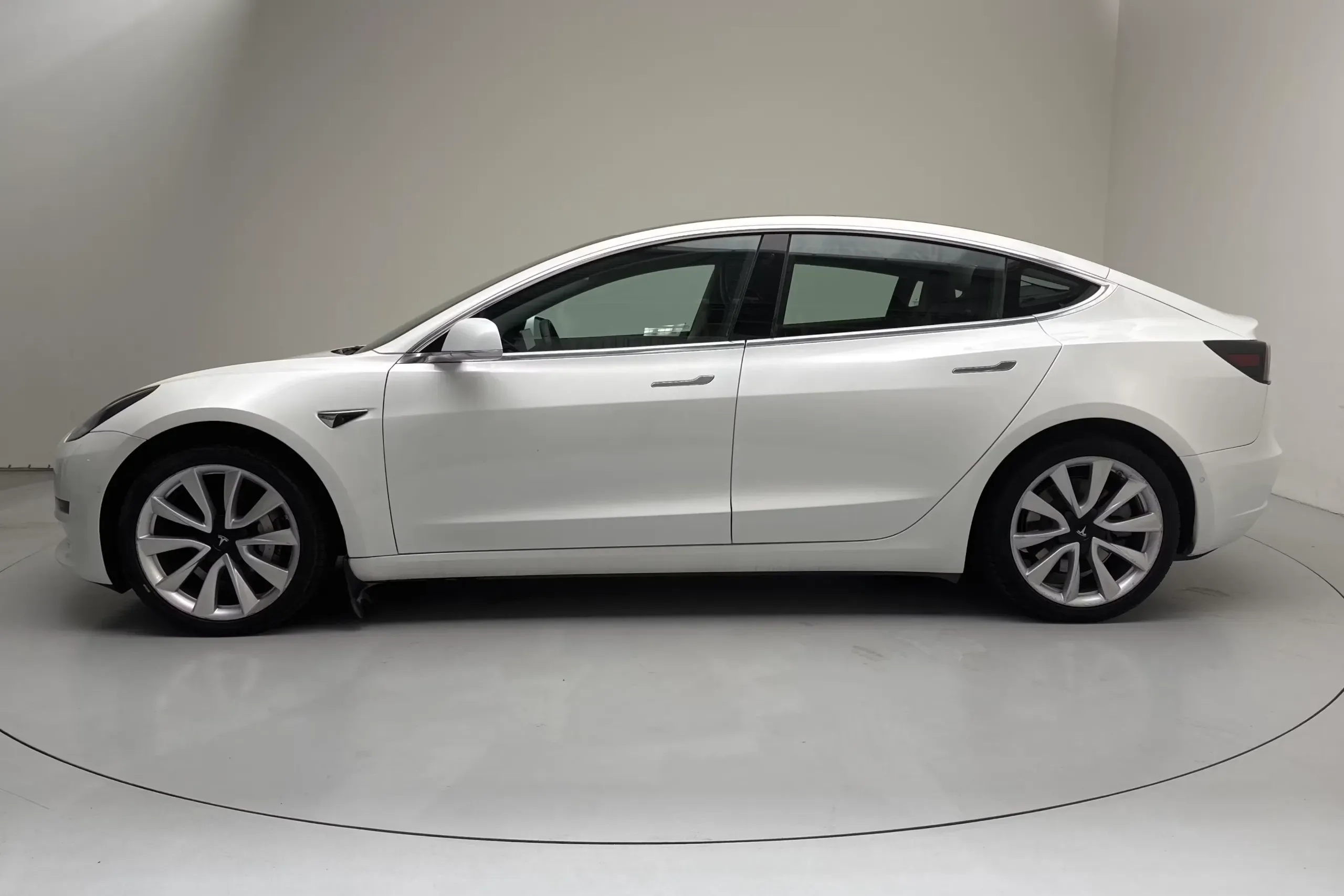 Tesla Model 3 Long Range AWD - widok 4