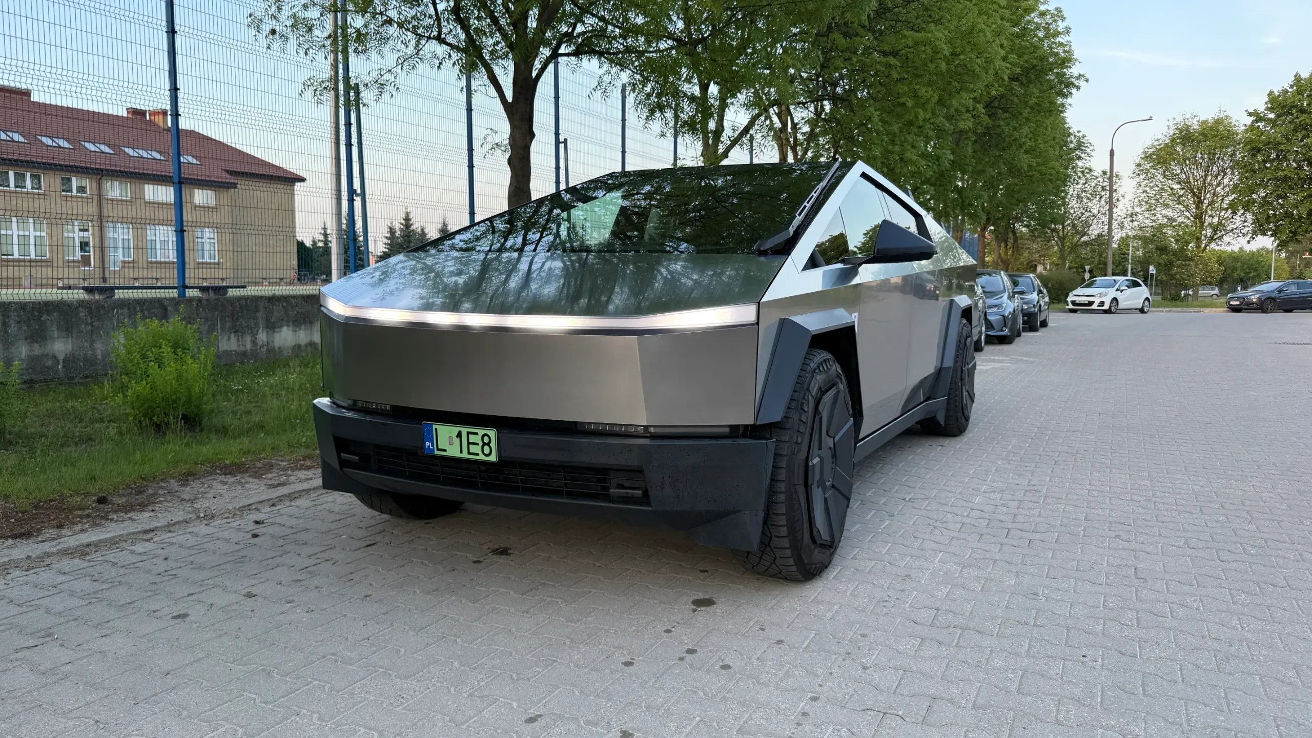Tesla Cybertruck Long Range