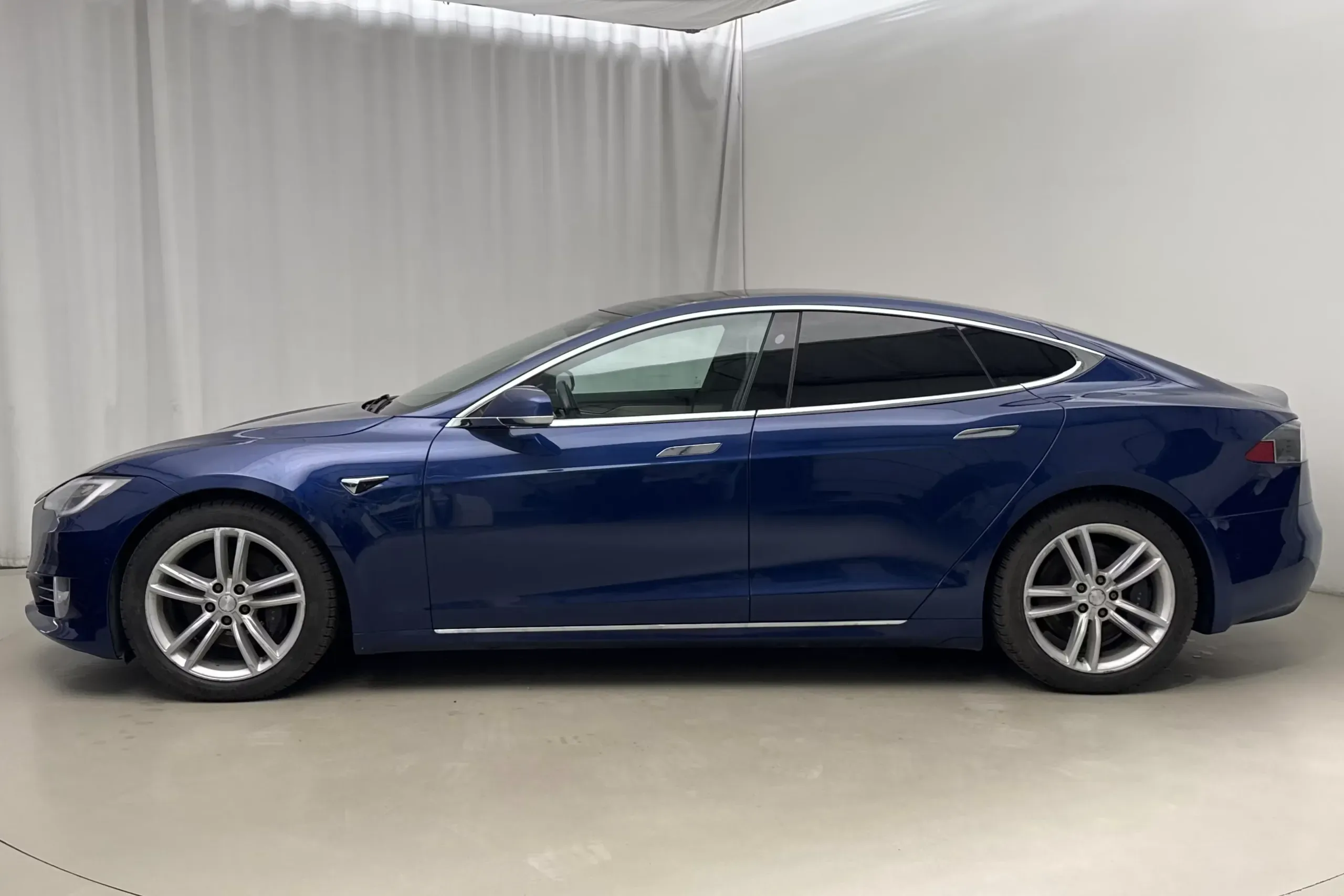 Tesla Model S Long Range Plus - widok 3