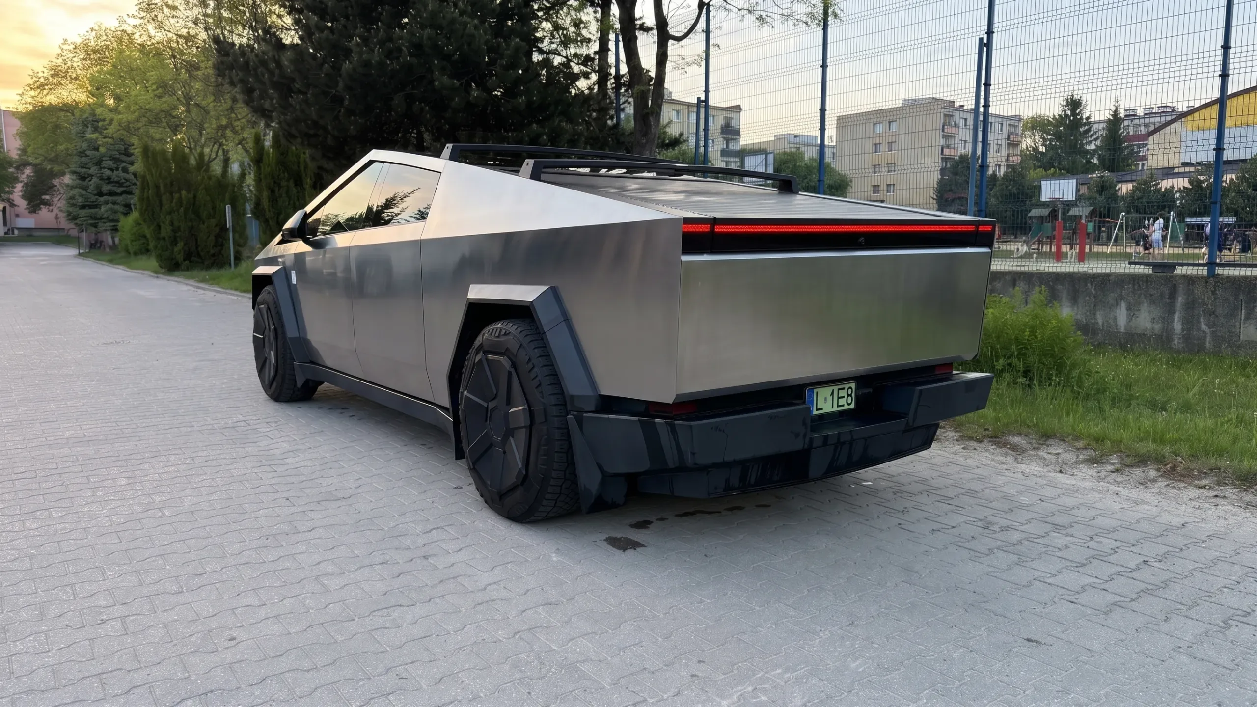Tesla Cybertruck Long Range - widok 4