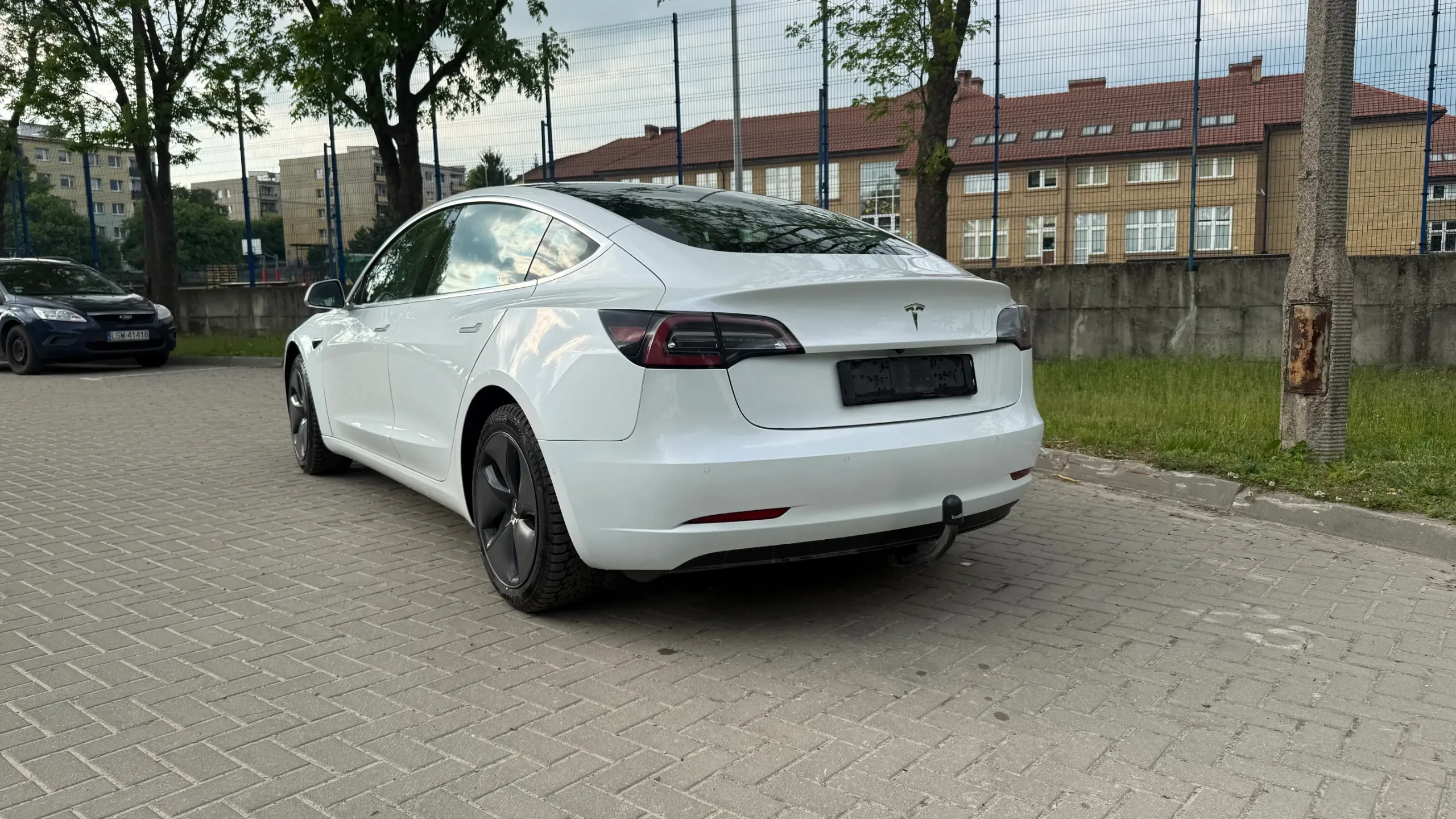Tesla Model 3 Standard Range - widok 3