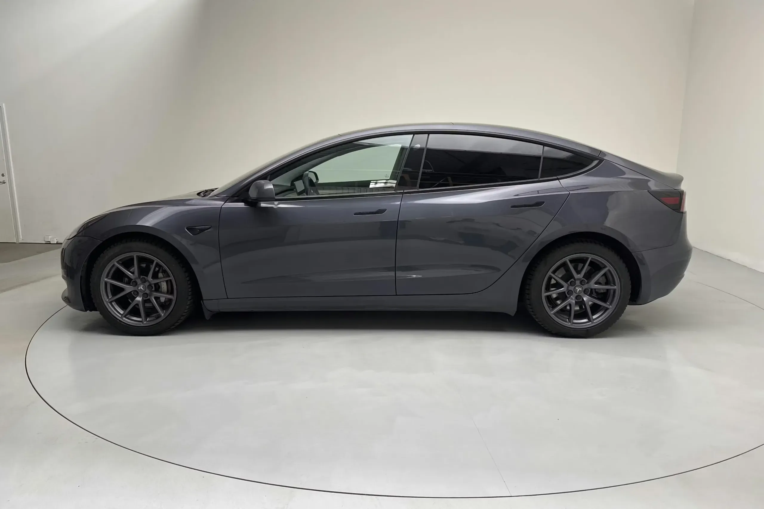 Tesla Model 3 Long Range AWD - widok 3
