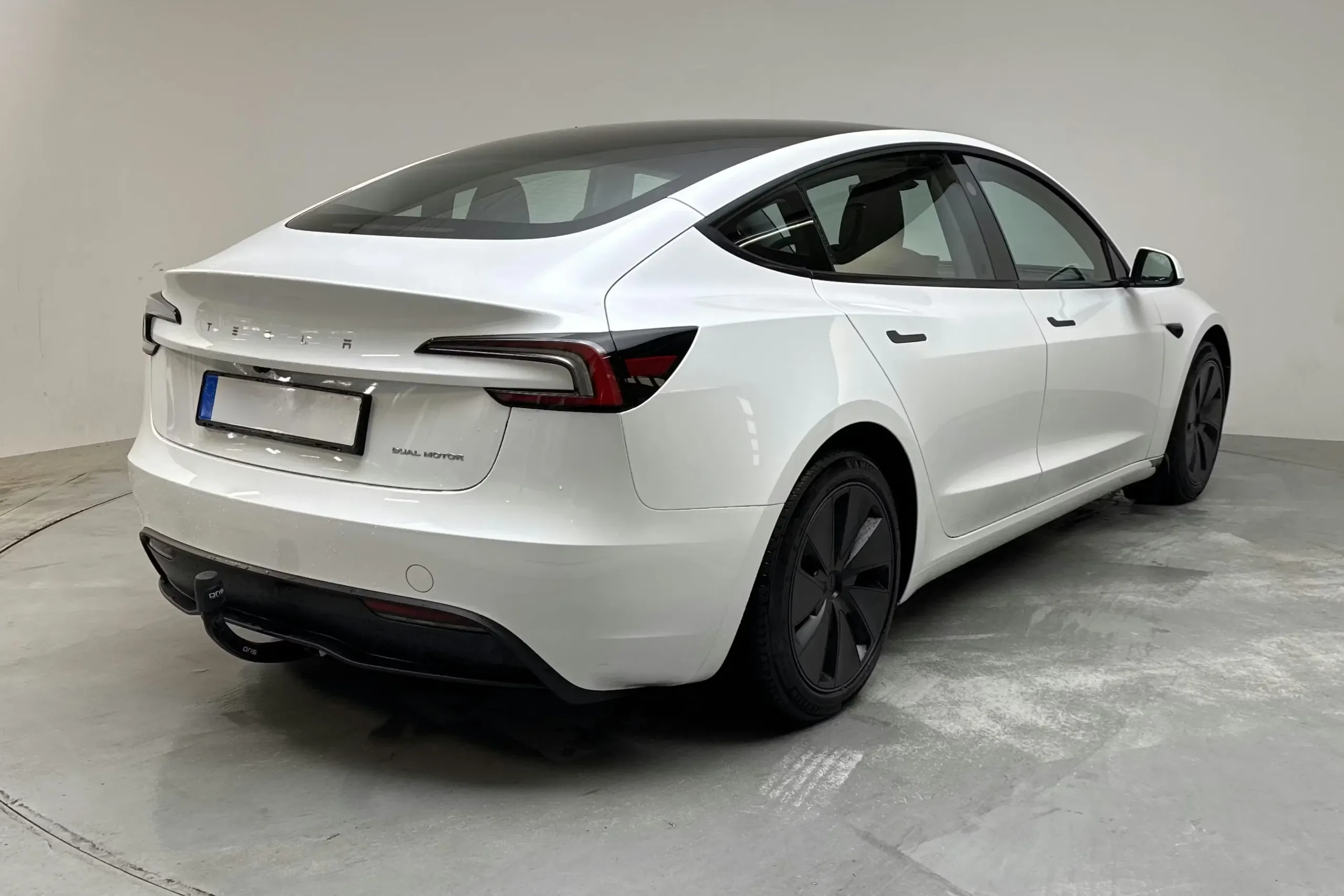 Tesla Model 3 Long Range AWD - widok 5