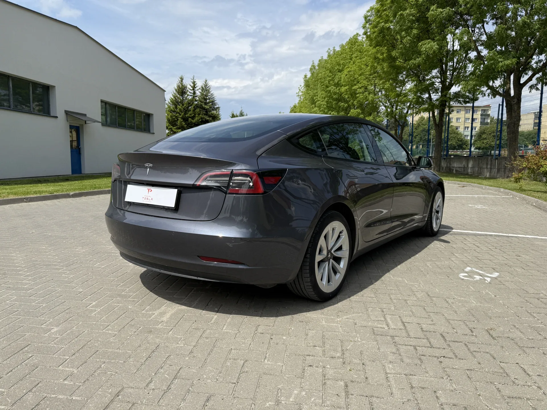 Tesla Model 3 Standard Range - widok 5