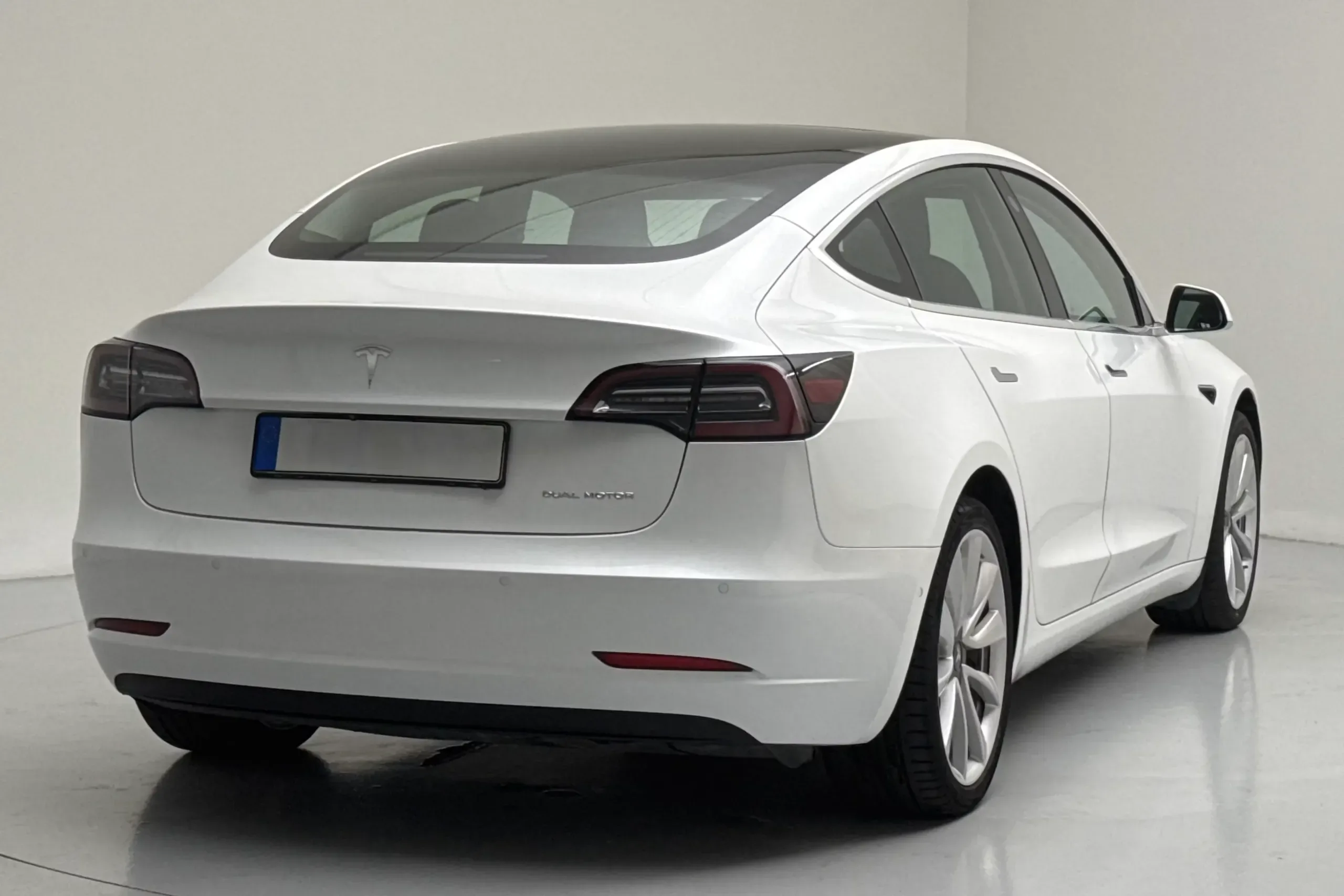 Tesla Model 3 Long Range AWD - widok 5