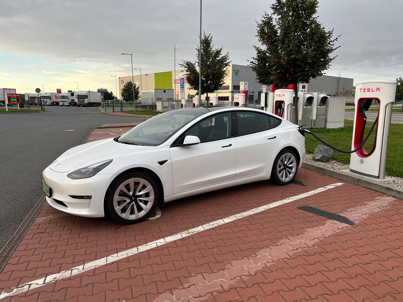 Tesla ogłasza zwycięskie lokalizacje Superchargerów