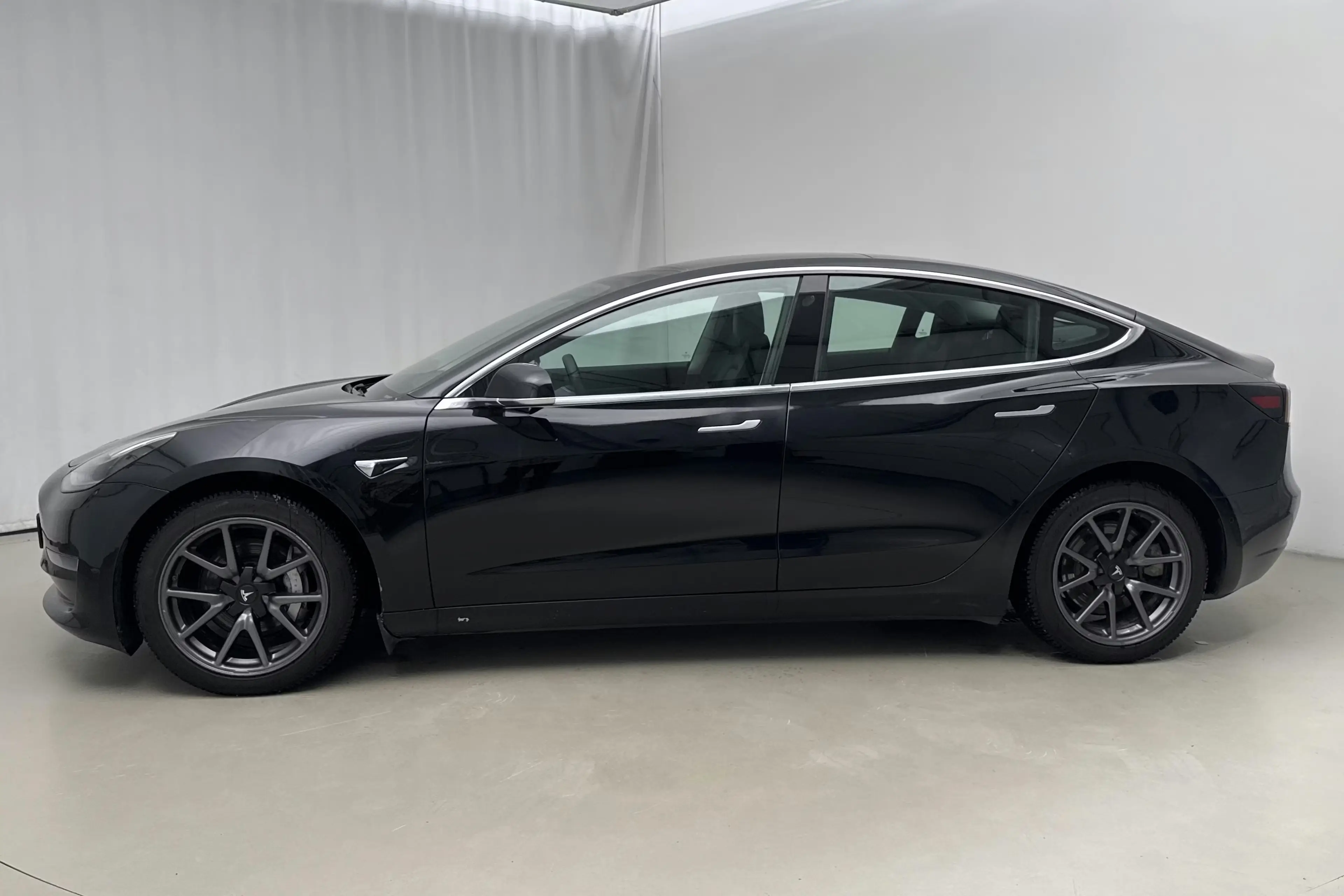 Tesla Model 3 Long Range AWD - widok 3