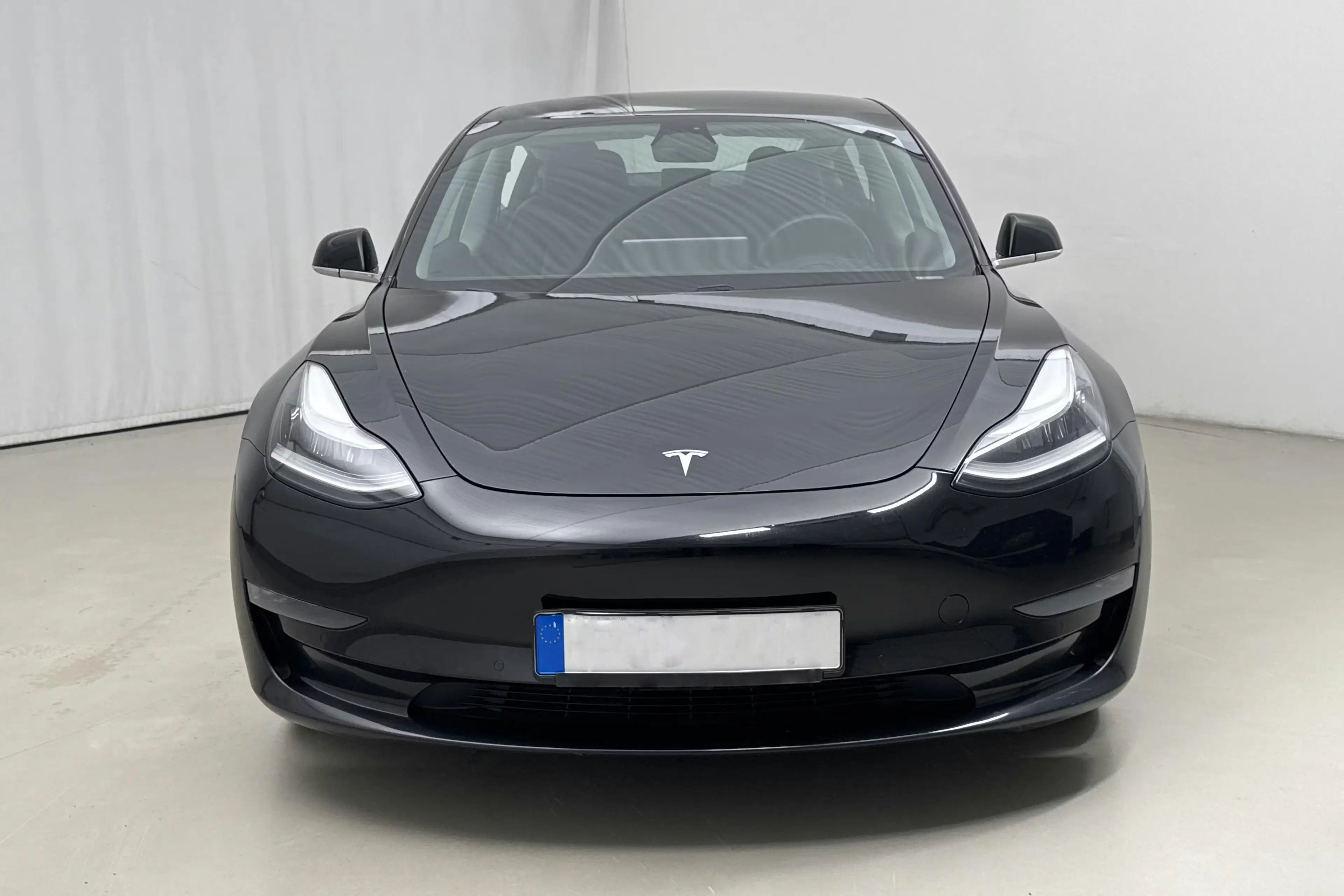 Tesla Model 3 Long Range AWD - widok 2