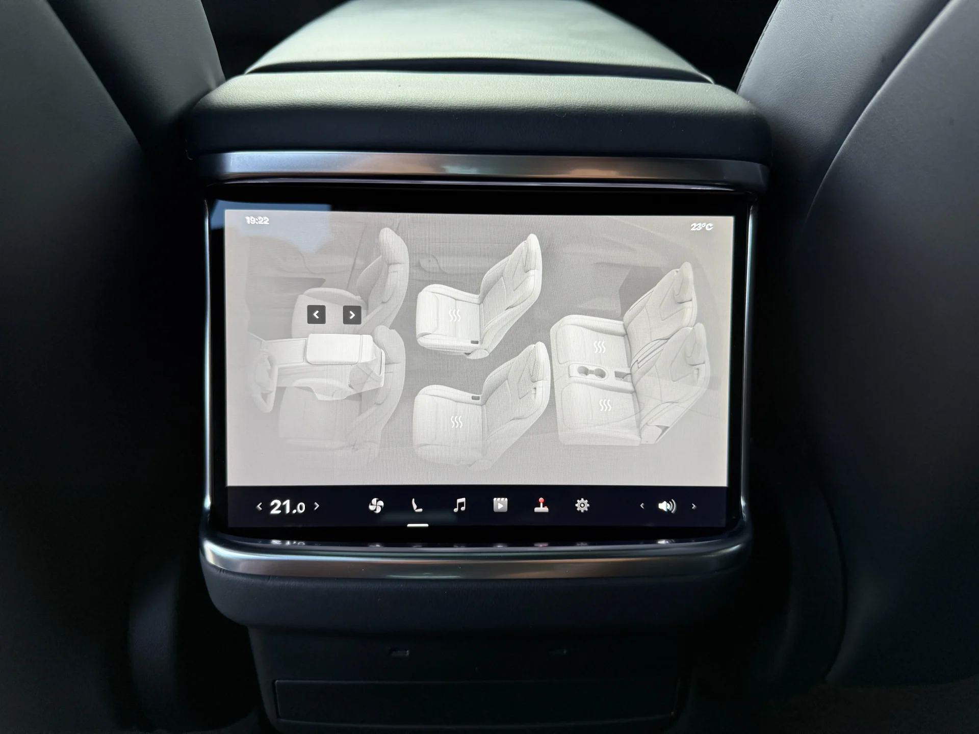 Tesla Model X Plaid - widok 18