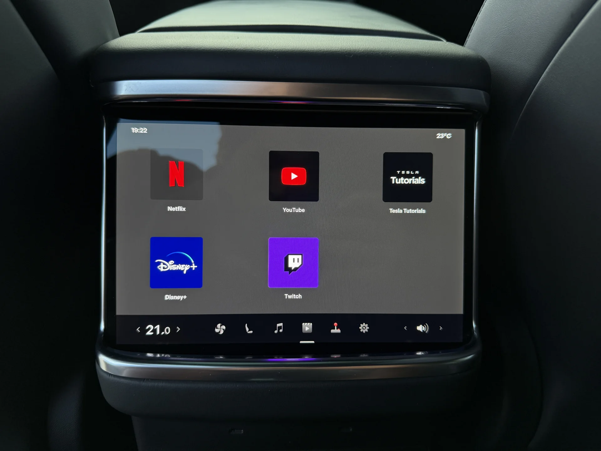 Tesla Model X Plaid - widok 19