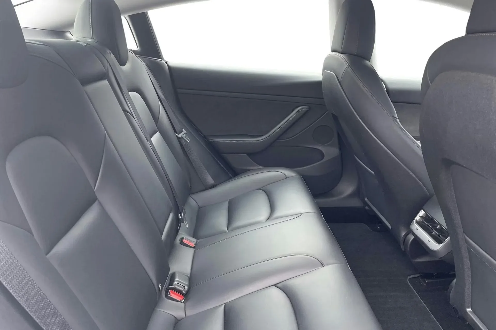 Tesla Model 3 Long Range AWD - widok 8