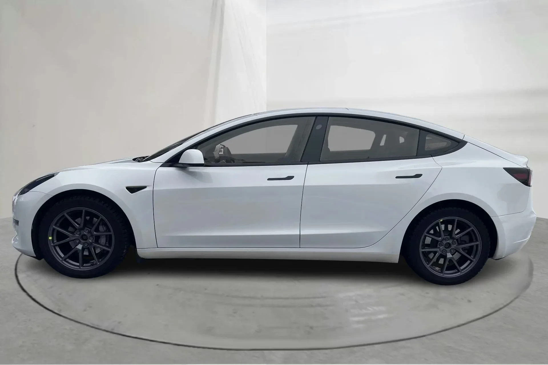 Tesla Model 3 Long Range AWD - widok 3