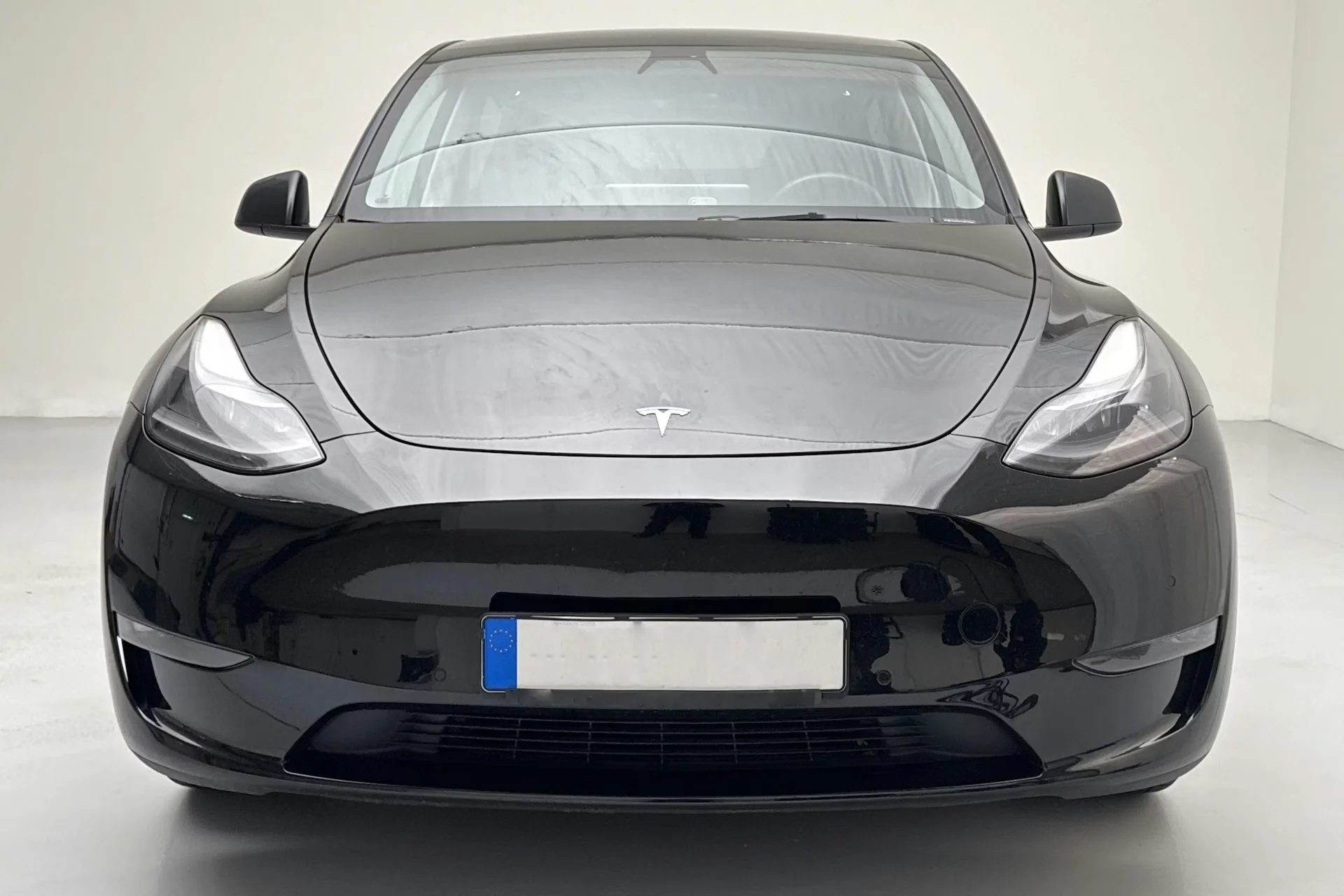 Tesla Model Y Long Range AWD - widok 2