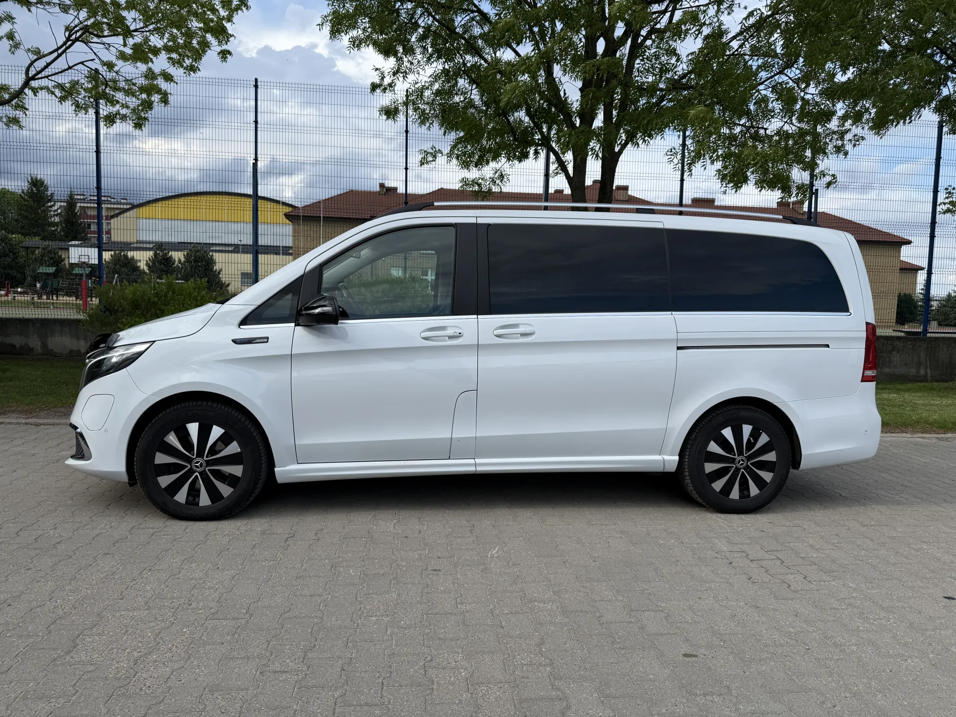 Mercedes EQV 300 lang Avantgarde Line - widok 2