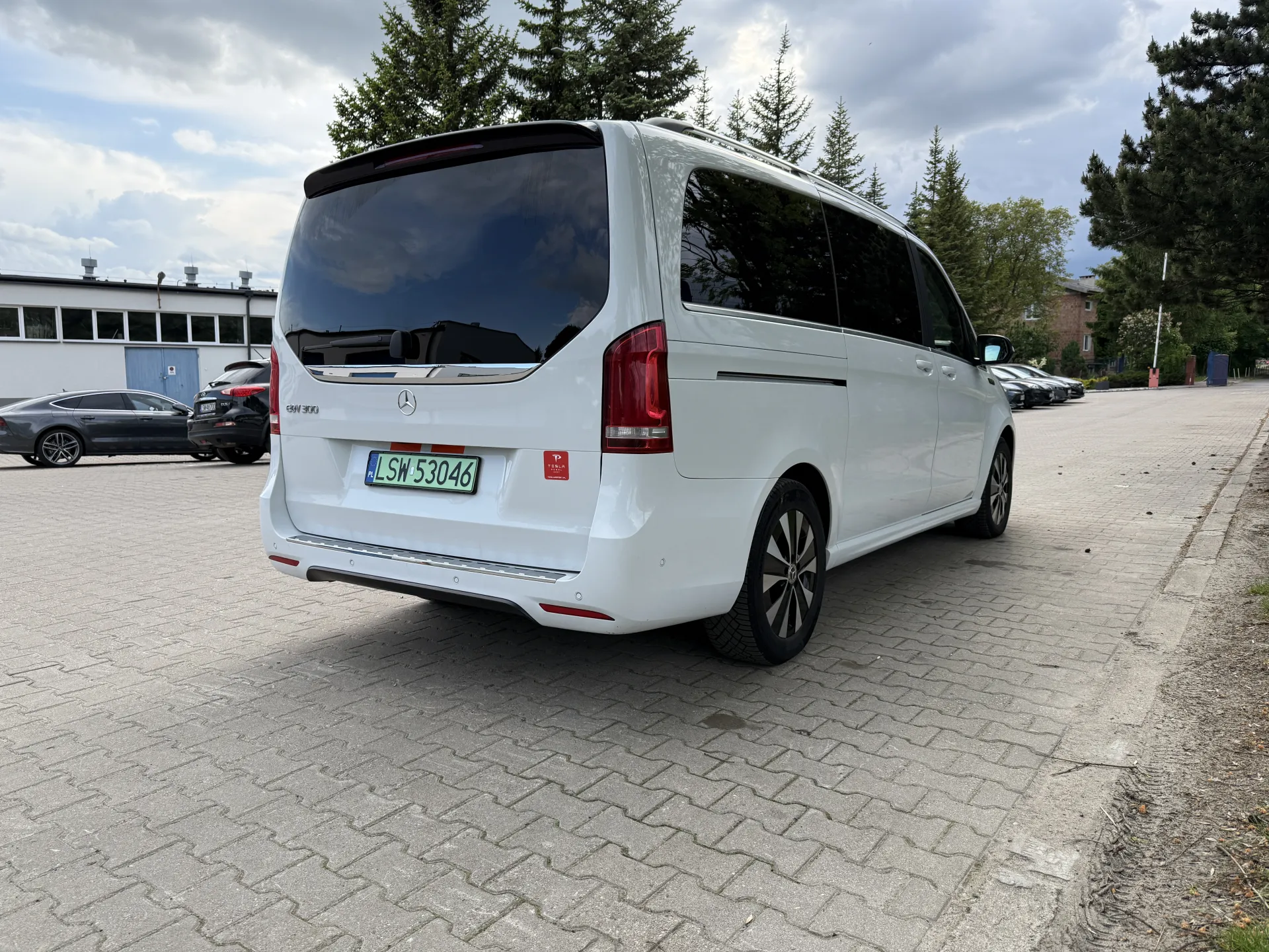 Mercedes EQV 300 lang Avantgarde Line - widok 4