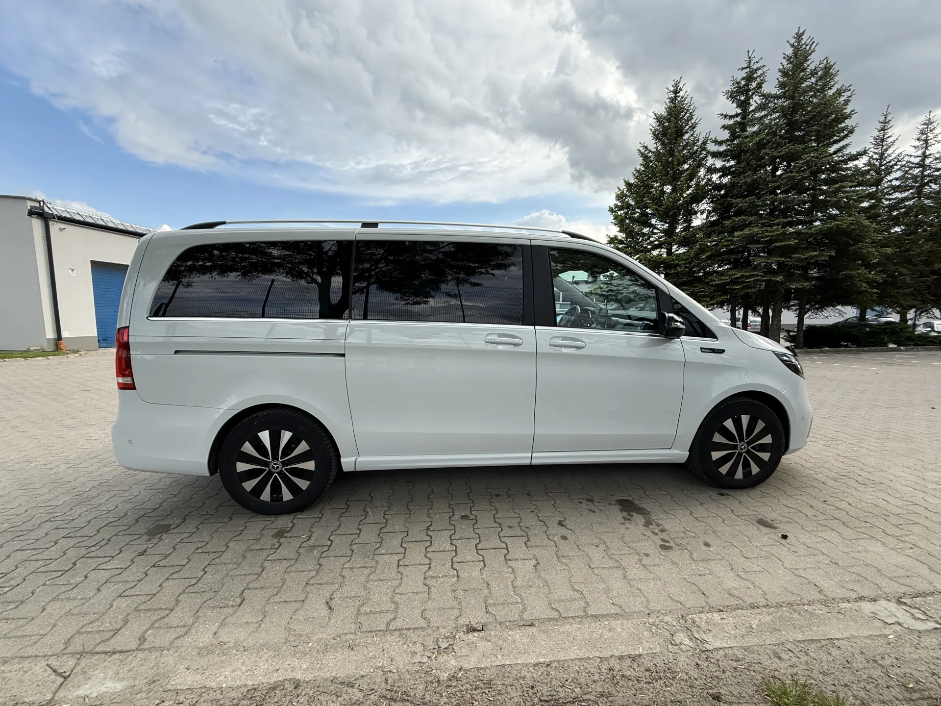 Mercedes EQV 300 lang Avantgarde Line - widok 5