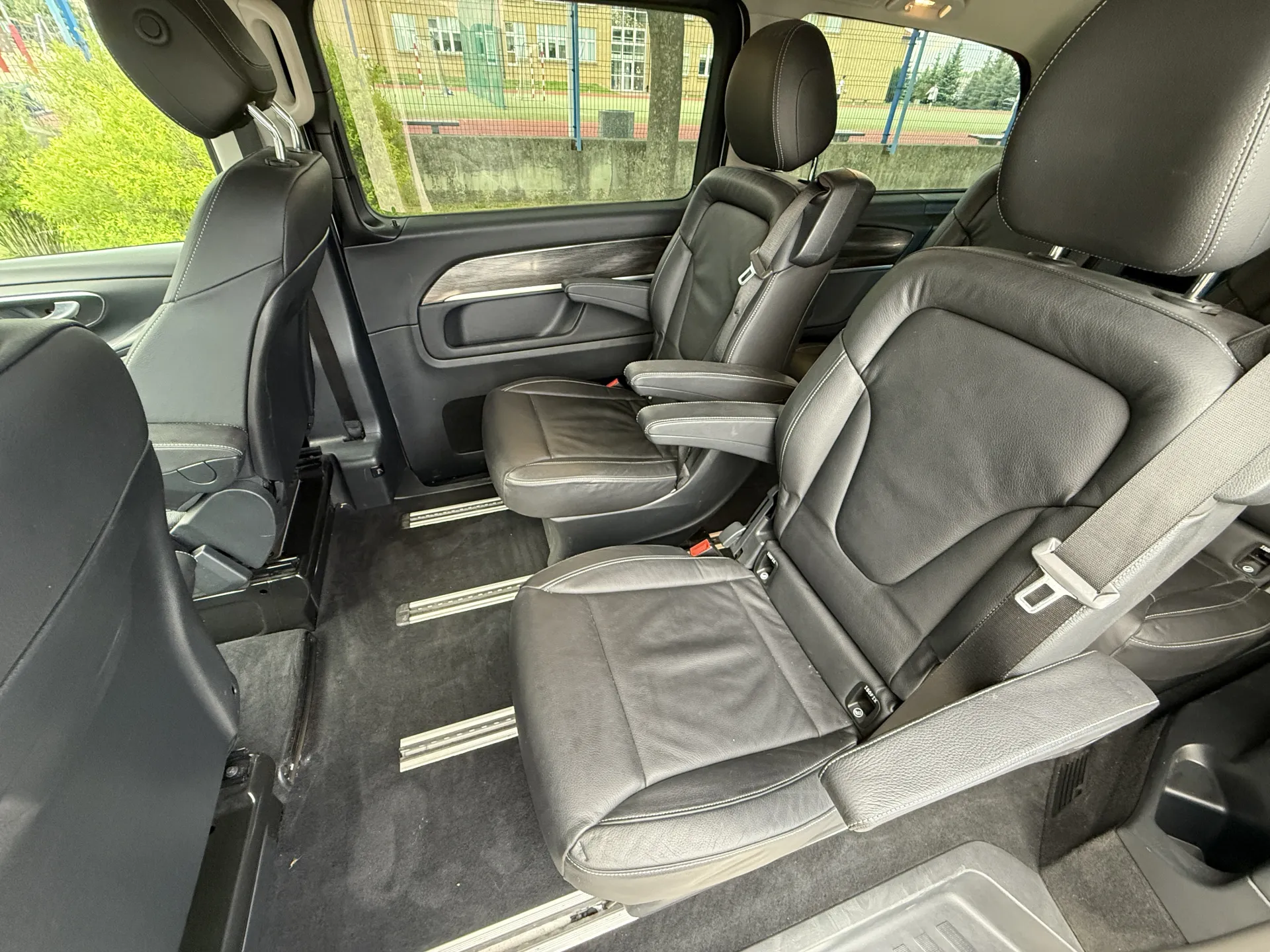 Mercedes EQV 300 lang Avantgarde Line - widok 9