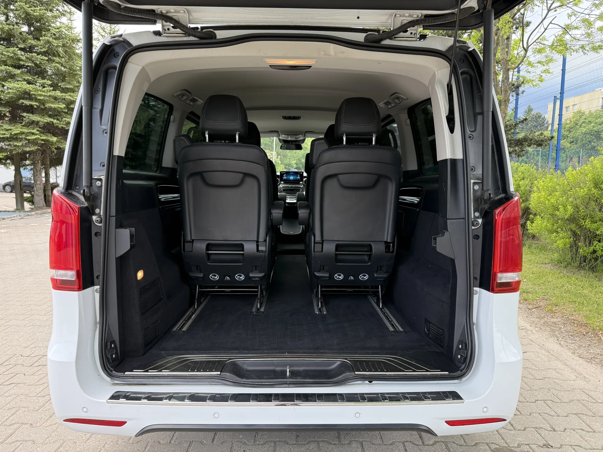 Mercedes EQV 300 lang Avantgarde Line - widok 13