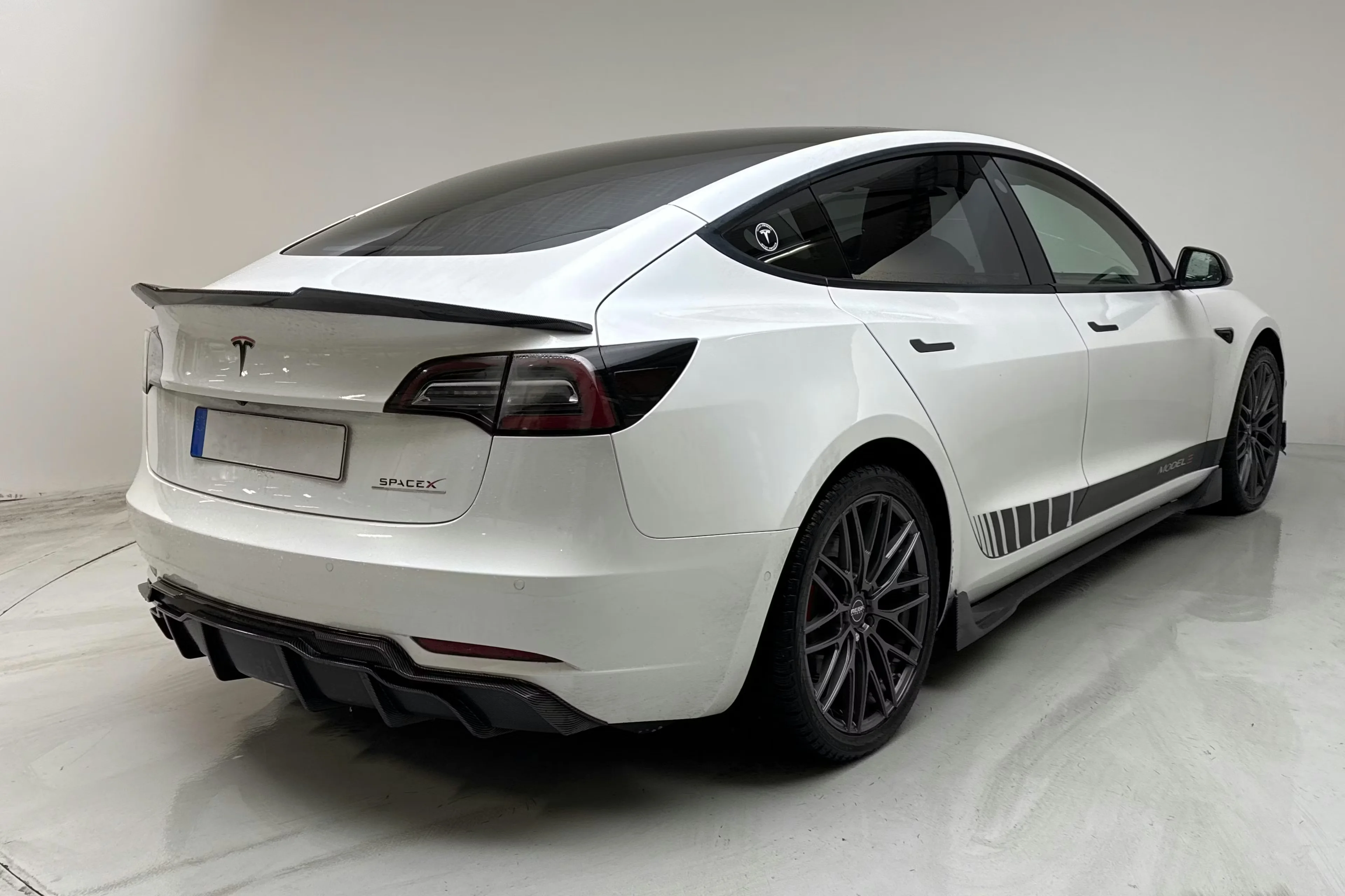 Tesla Model 3 Performance - widok 4